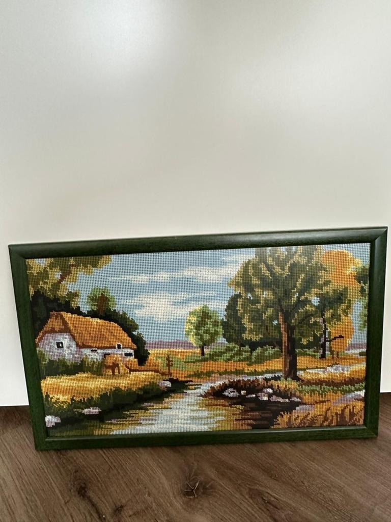 Geborduurd Schilderij: Landelijk Huisje aan de Beek, Antiek en Kunst, Kunst | Schilderijen | Klassiek, Ophalen of Verzenden