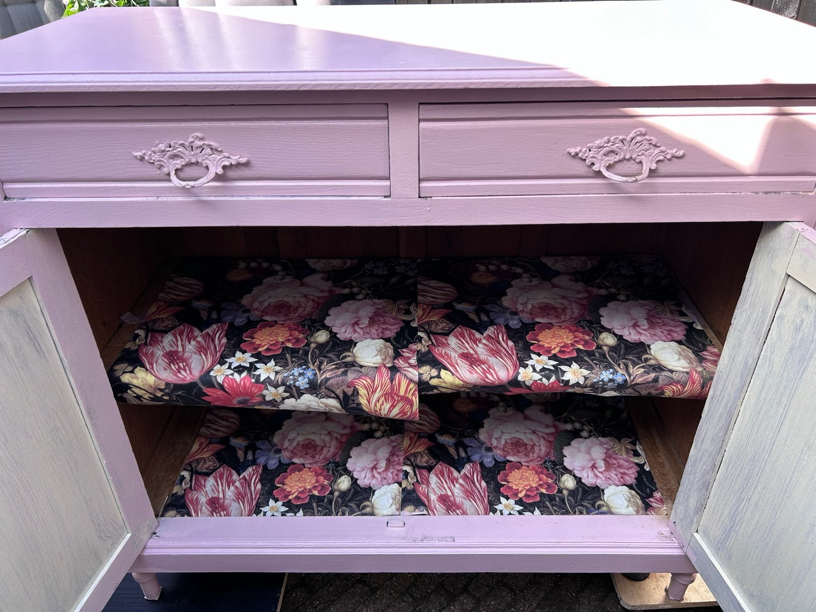 Roze dressoir, Ophalen