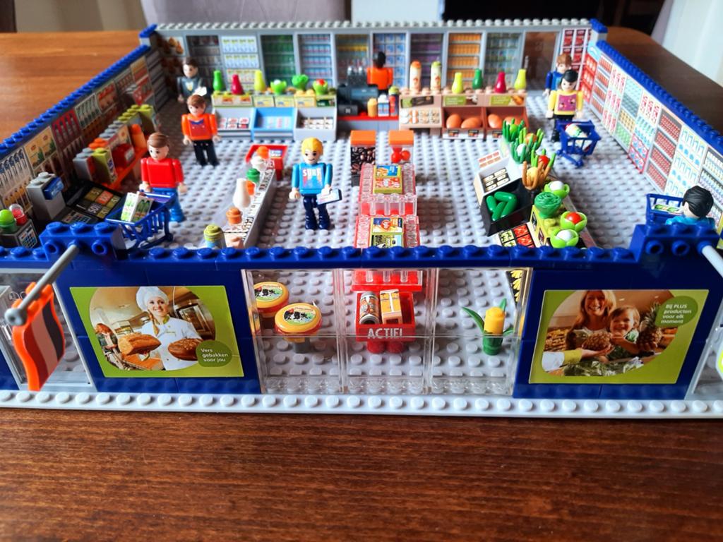 Supermarkt van bricks met vrachtwagen, Ophalen