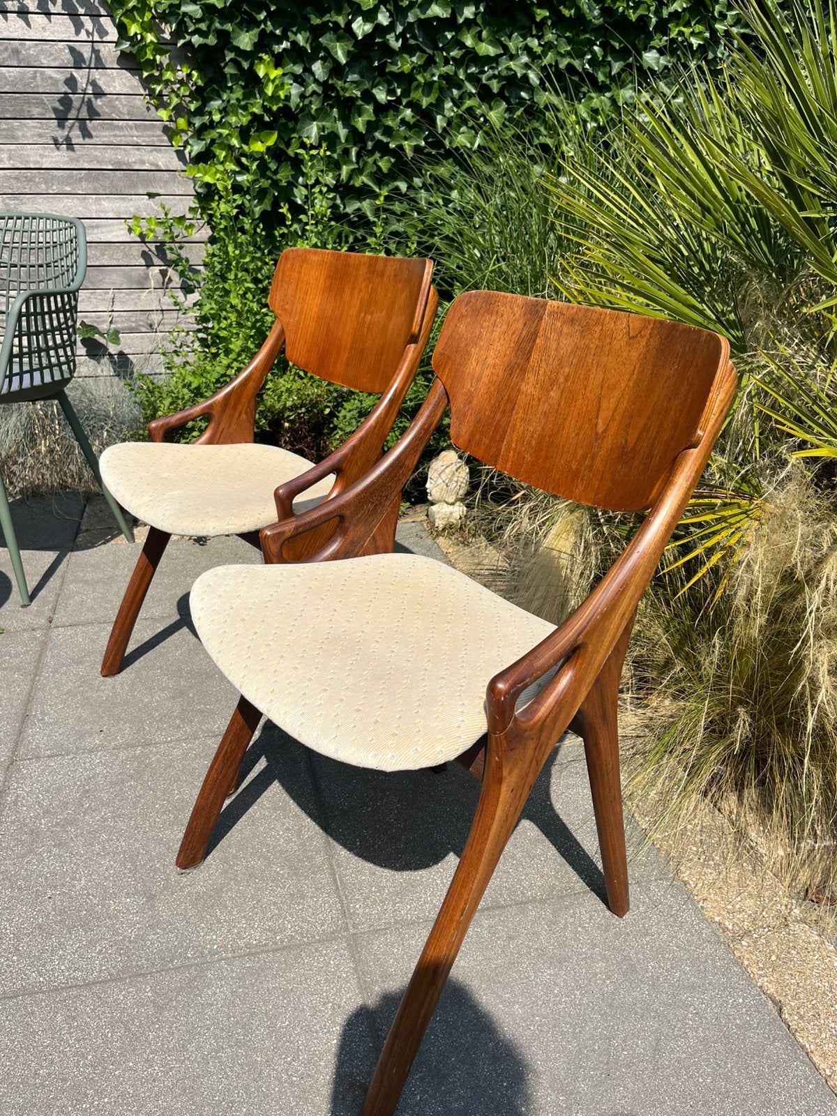 2 50’s Arne Hovmand Olsen teak stoelen, Ophalen, Gebruikt