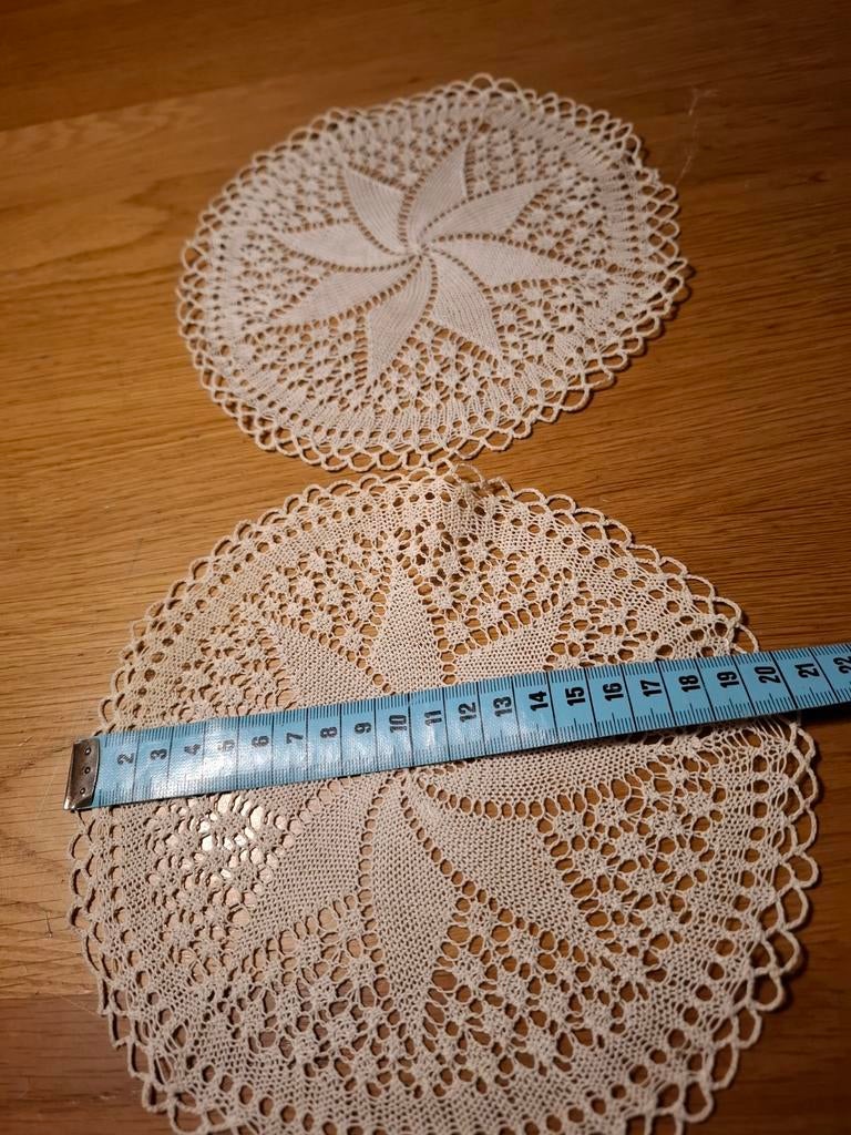 Set van 2 handgemaakte kanten kleedjes met stermotief, Ophalen of Verzenden, Gebruikt, Knutselwerk