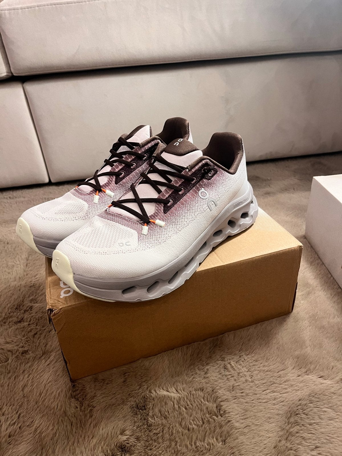 On Cloud maat 43 - Nieuw in doos, Kleding | Dames, Ophalen of Verzenden, Nieuw, Wit, Sneakers of Gympen