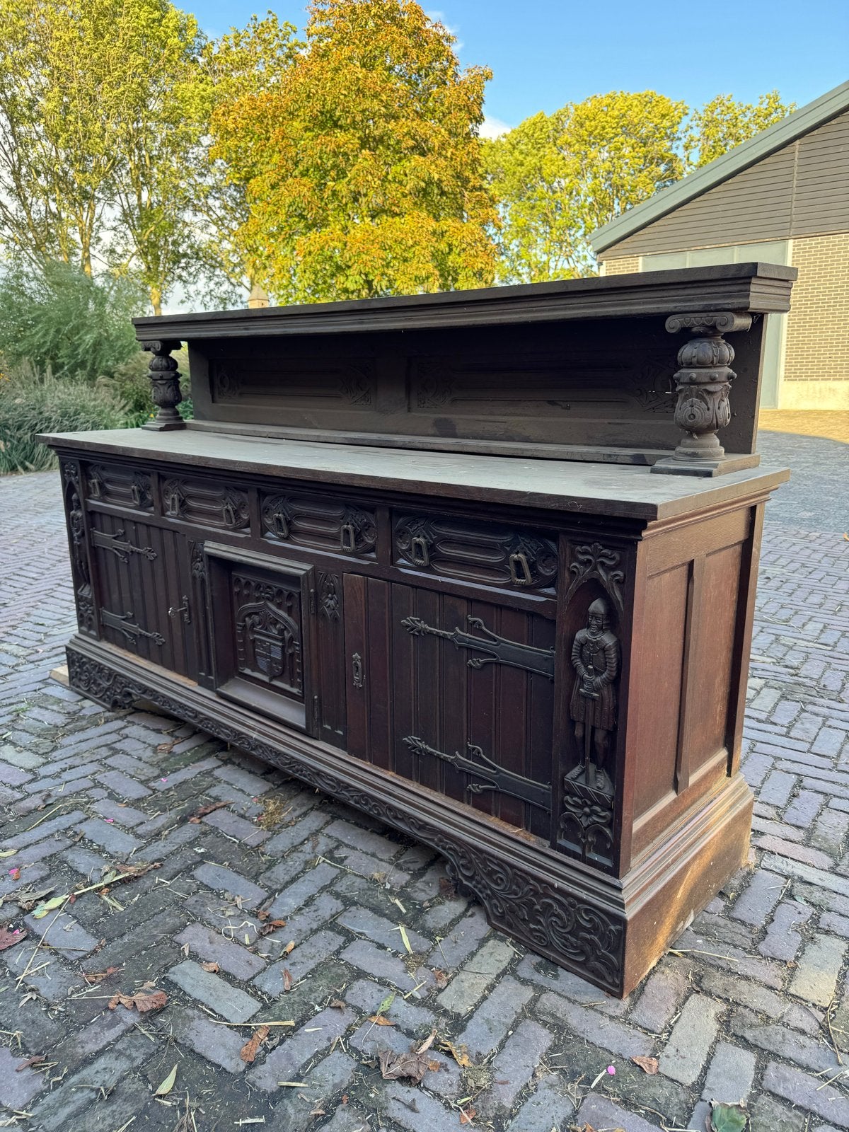 Antiek dressoir met rijk houtsnijwerk, Ophalen