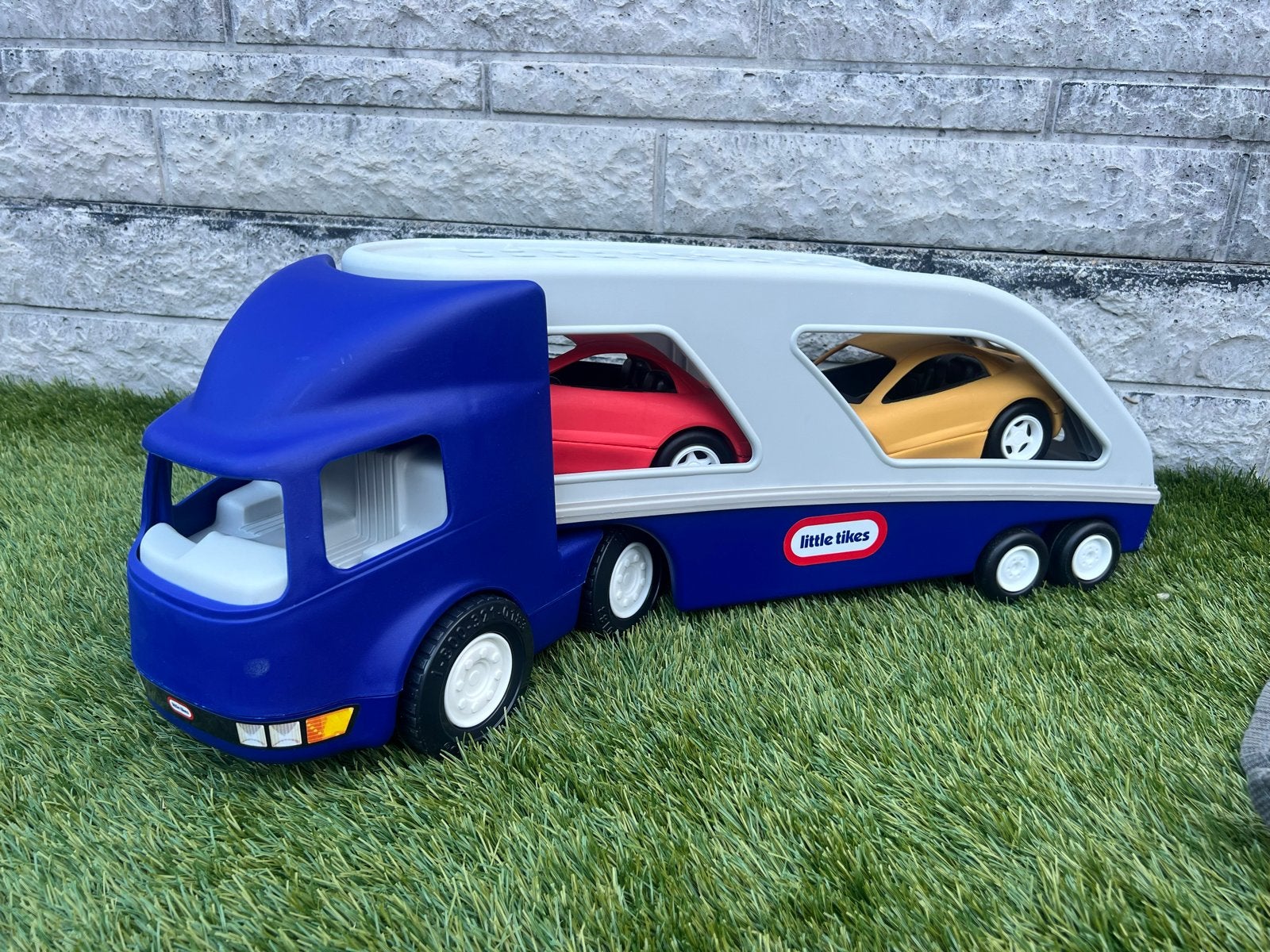 Little Tikes Autotransporter met 2 auto's, Kinderen en Baby's, Speelgoed | Speelgoedvoertuigen, Ophalen, Zo goed als nieuw
