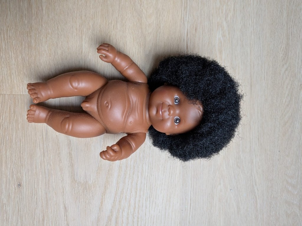 Popje met afro en donkere huidskleur, Kinderen en Baby's, Speelgoed | Poppen, Ophalen, Zo goed als nieuw, Babypop