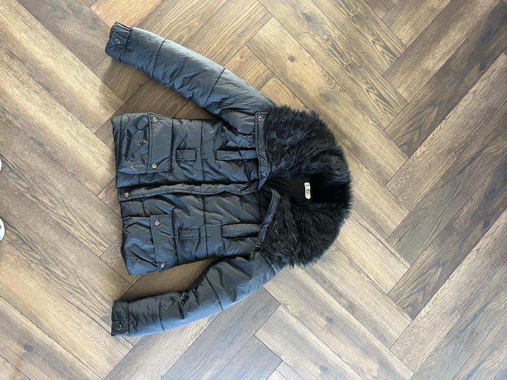 Zwarte gewatteerde jas met bontkraag, Kleding | Dames, Jassen | Winter, Ophalen of Verzenden, Zo goed als nieuw, Maat 36 (S), Zwart