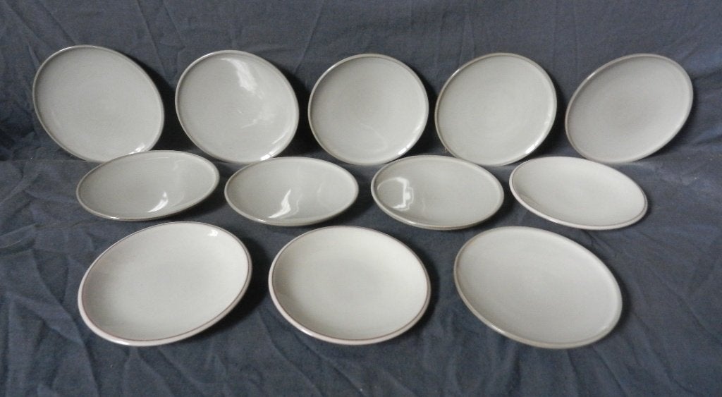 Twaalf gebaksbordjes /schaaltjes Fris Edam ivoorgrijs d 11,3, Antiek en Kunst, Antiek | Keramiek en Aardewerk, Ophalen of Verzenden