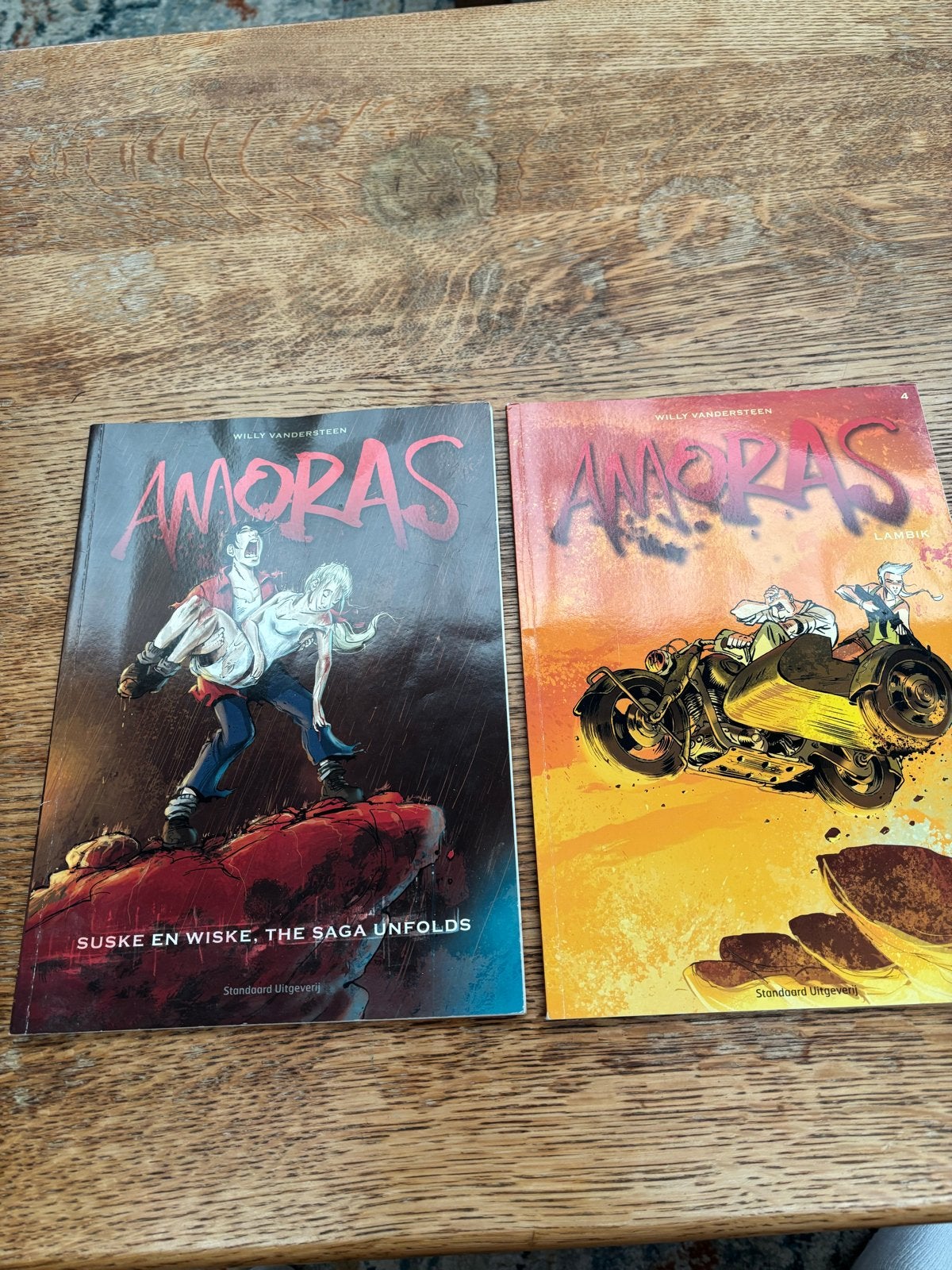 Amoras Suske en Wiske, De Saga Unfolds - Deel 1 & 4, Boeken, Meerdere stripboeken, Ophalen of Verzenden, Zo goed als nieuw