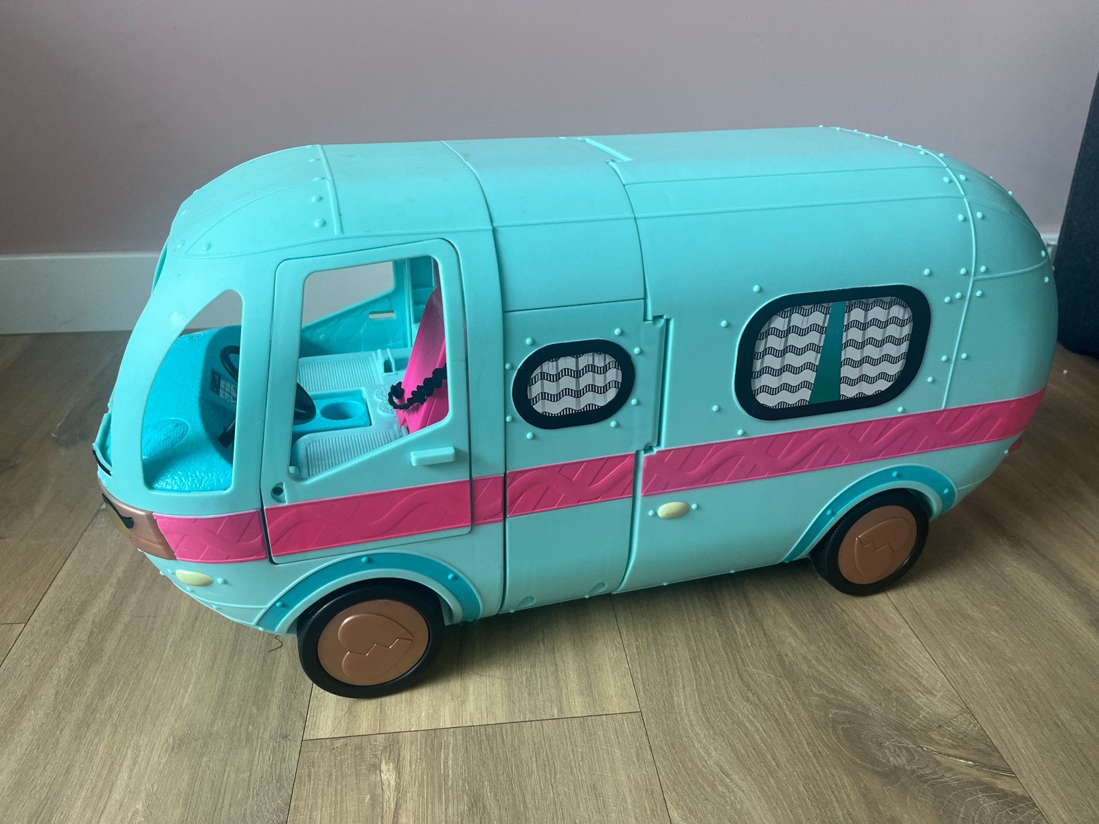 LOL Surprise Glam 'n Go Camper Blauw met poppetjes + hondjes, Ophalen of Verzenden, Gebruikt