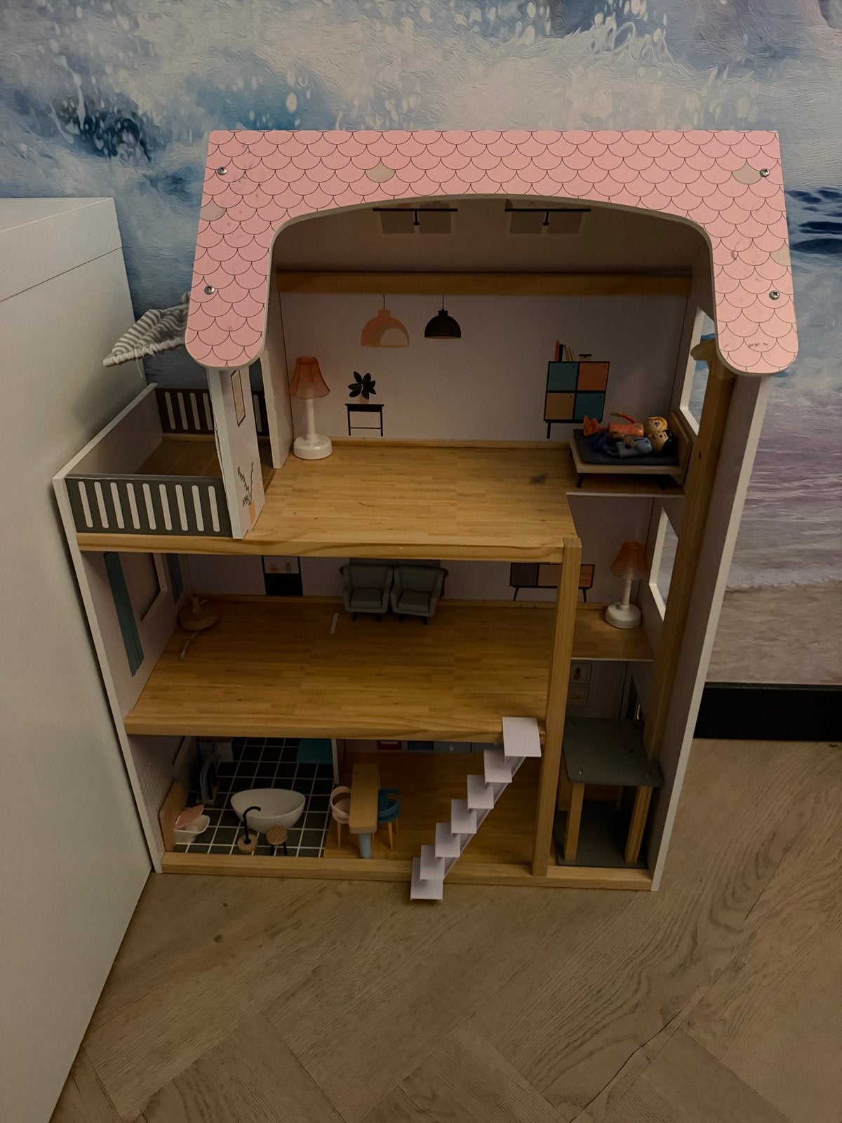 Groot houten poppenhuis met meubels en accessoires, Ophalen, Zo goed als nieuw, Poppenhuis