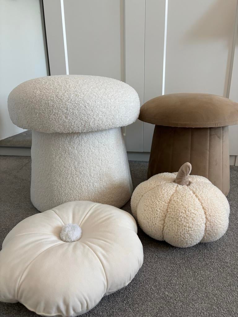 2 Kwantum poefjes en 2 kussens - paddenstoel & bloem, Ophalen, Minder dan 50 cm, Rond, Zo goed als nieuw