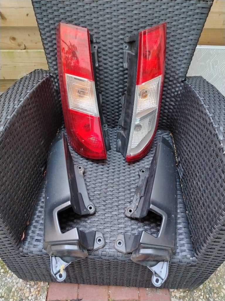 Originele set achterlichten en kunststof bumperhoeken, Auto-onderdelen, Ophalen of Verzenden, Dacia