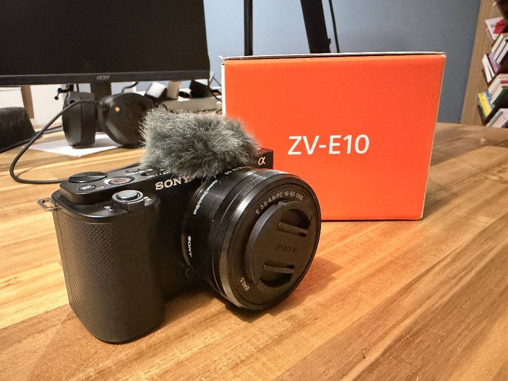 Foto 10 van Sony ZV-E10 Vlogcamera met 16-50mm lens en accu adapter