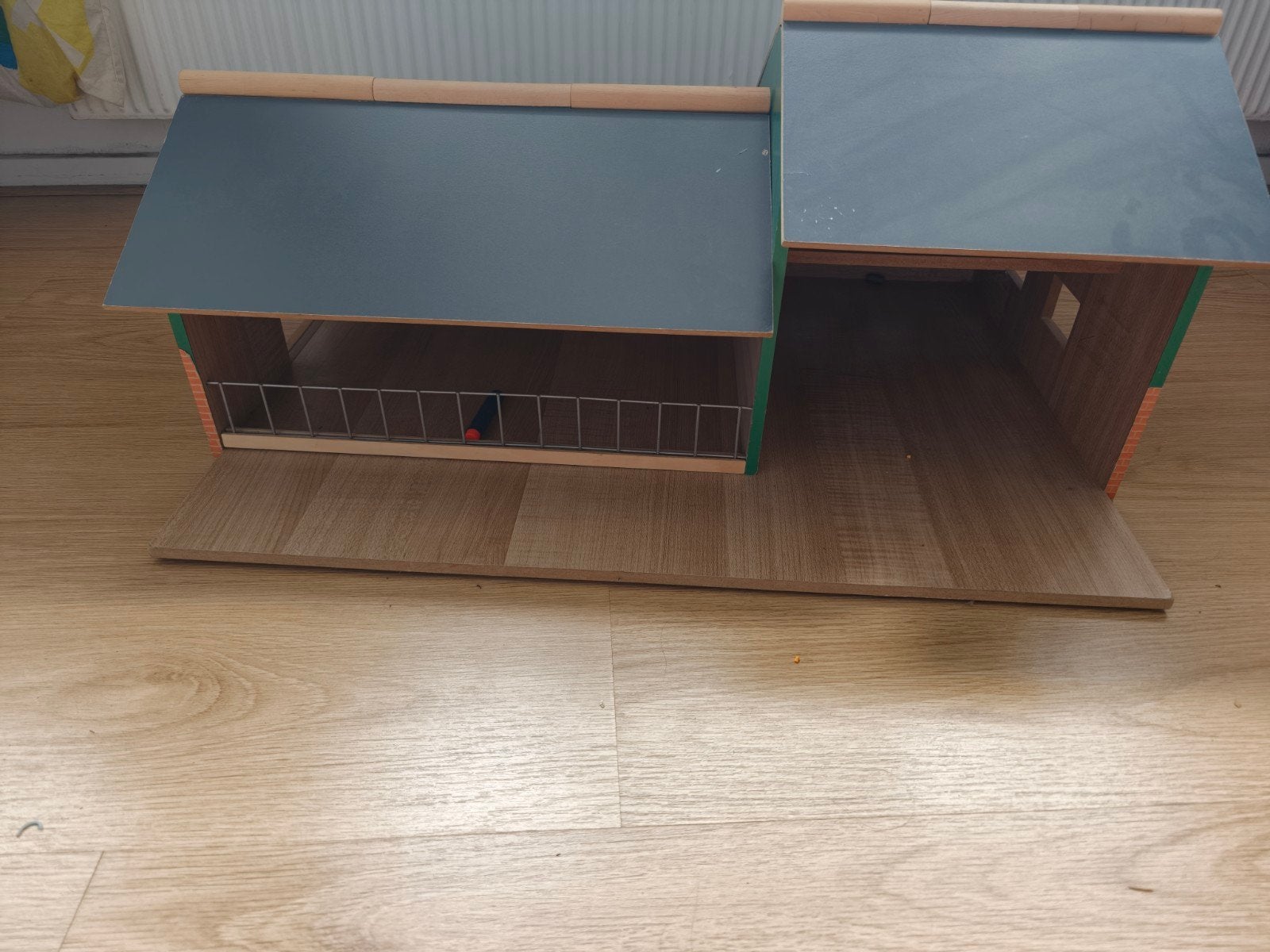 Houten stal met kapschuur - Globe Ligboxen, Ophalen, Gebruikt, Overige merken