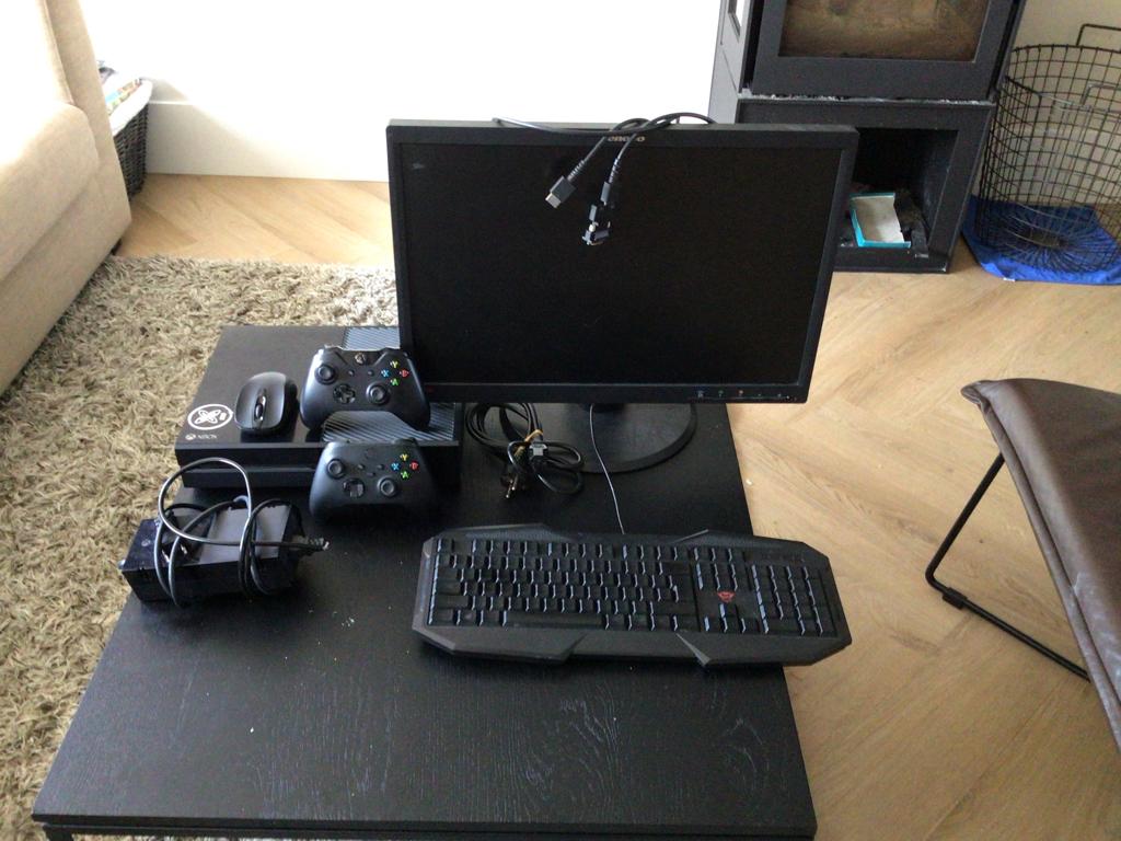 Xbox serie one, Spelcomputers en Games, Verzenden, Xbox One, Met 2 controllers, Zo goed als nieuw