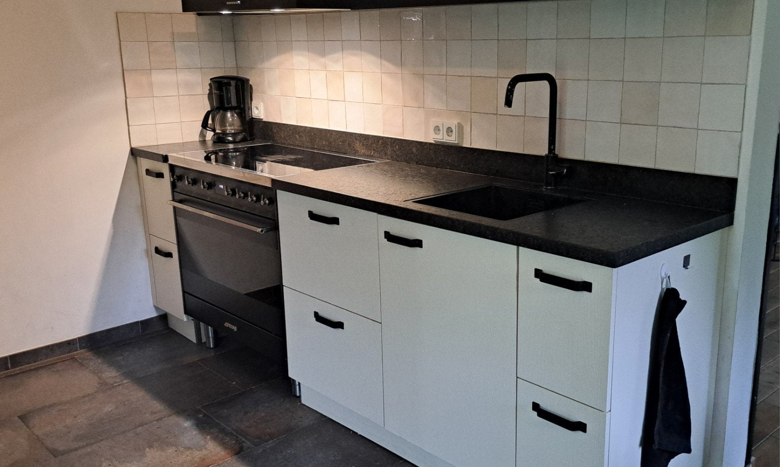 Nette keuken met Smeg inductiefornhuis en granieten blad, Ophalen, Wit, Graniet of Steen, Enkelwandige keuken