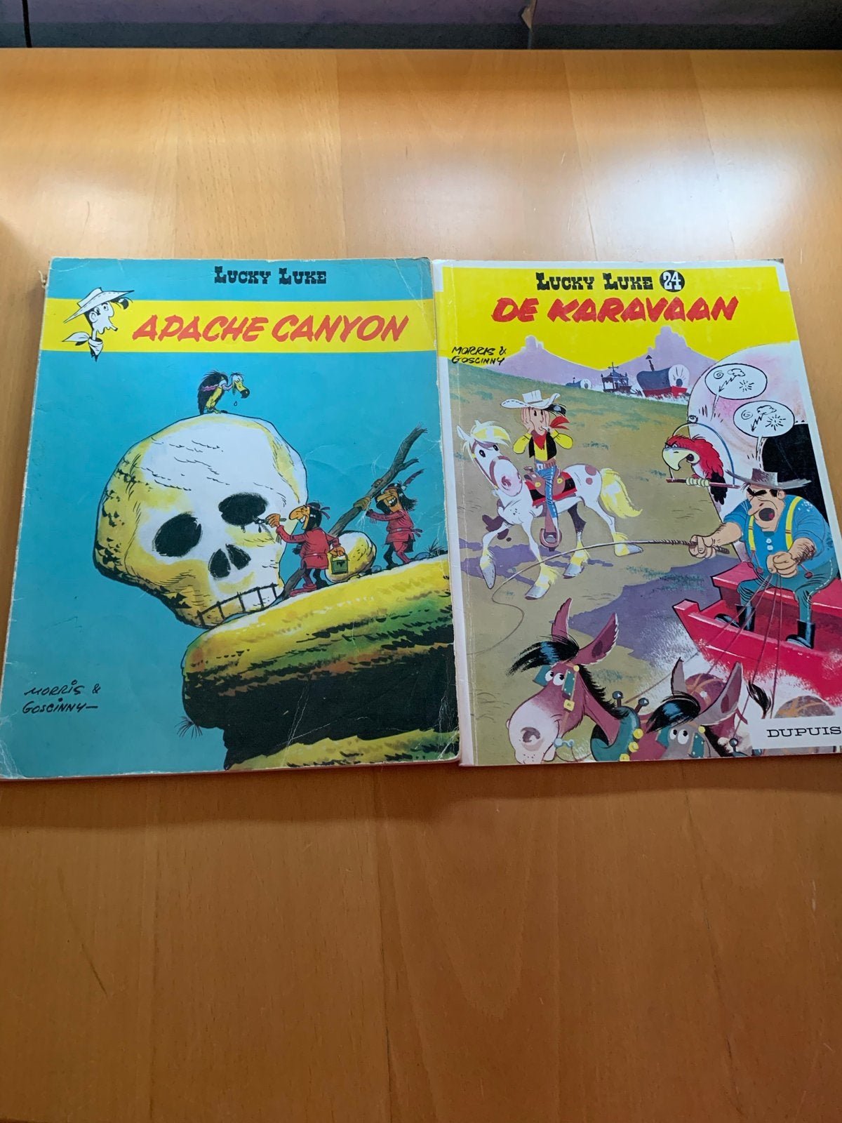 Lucky Luke: Apache Canyon & De Karavaan - Morris & Goscinny, Boeken, Meerdere stripboeken, Ophalen of Verzenden, Gelezen