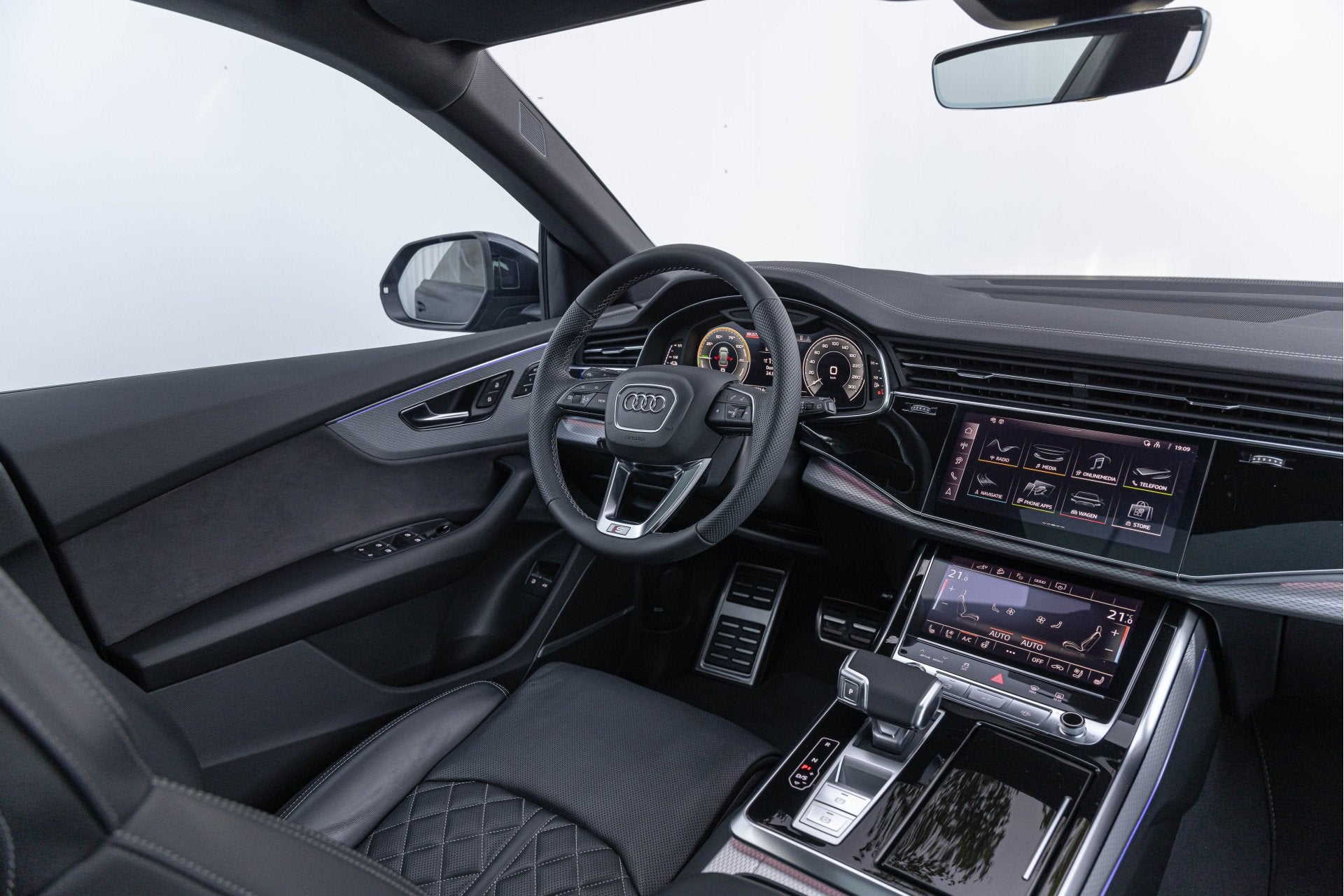Audi Q8 60 TFSI e 490PK Quattro Competition S-stoelen Pano 4, Auto's, Automaat, Dealer onderhouden, Gebruikt, 2995 cc