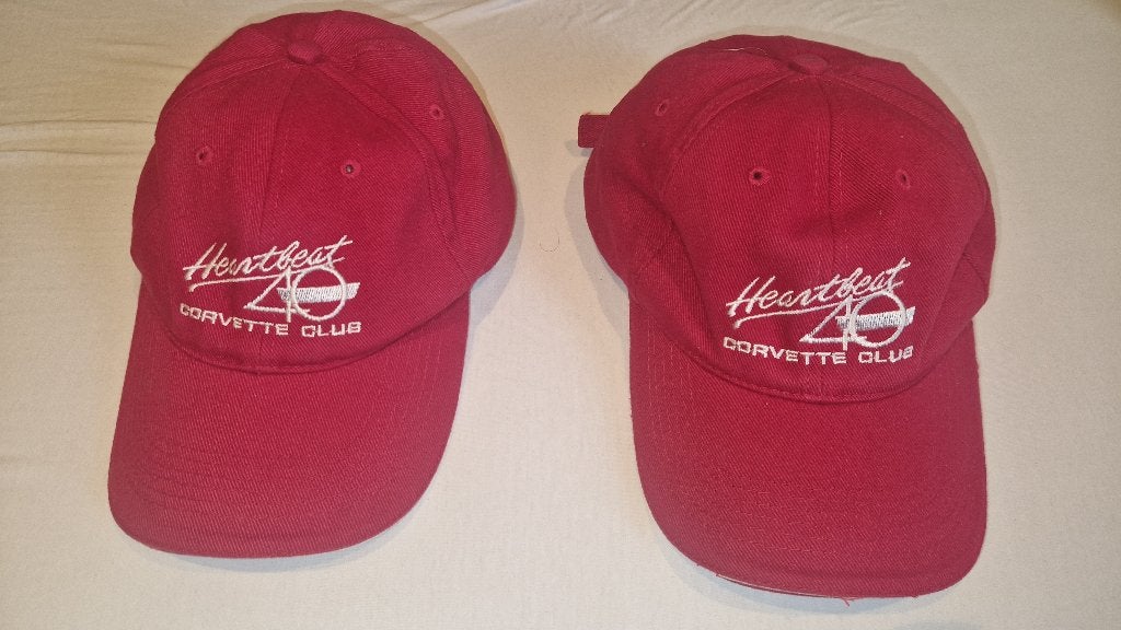 2x Rode 'Heartbeat Corvette Club' Petten, Ophalen of Verzenden, Zo goed als nieuw, One size fits all, Pet