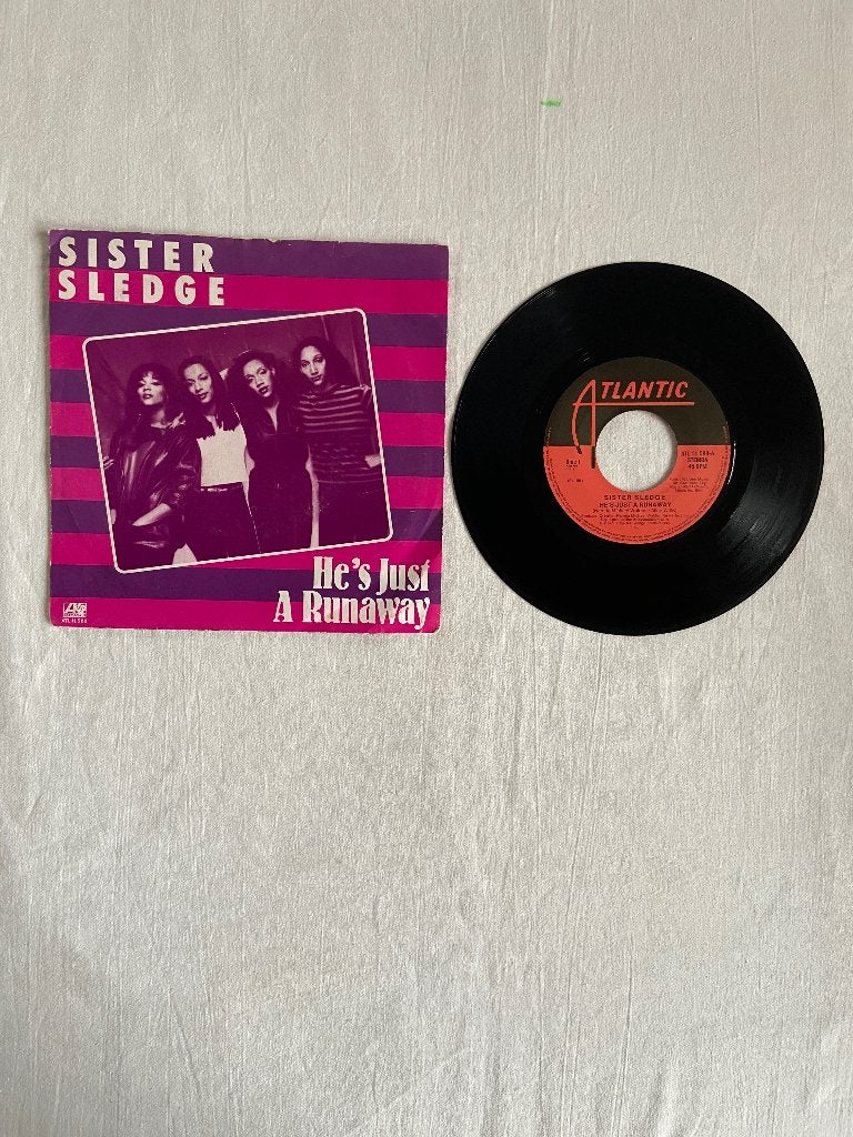 sister sledge - he's just a runaway, Ophalen of Verzenden, Zo goed als nieuw, 7 inch, R&B en Soul