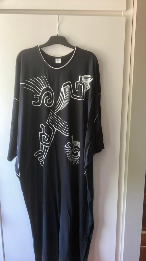 Nanso. Zwart/wit lang nachthemd. Nieuw!Fins design. Maat XL, Kleding | Dames, Pyjama's, Ophalen of Verzenden, Nieuw, Maat 46/48 (XL) of groter