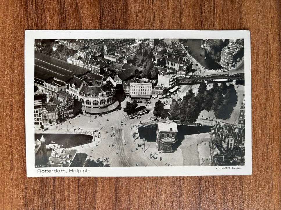 Ansichtkaart met KLM-foto van het Hofplein in Rotterdam, Verzamelen, Ophalen of Verzenden, 1920 tot 1940, Ongelopen, Zuid-Holland