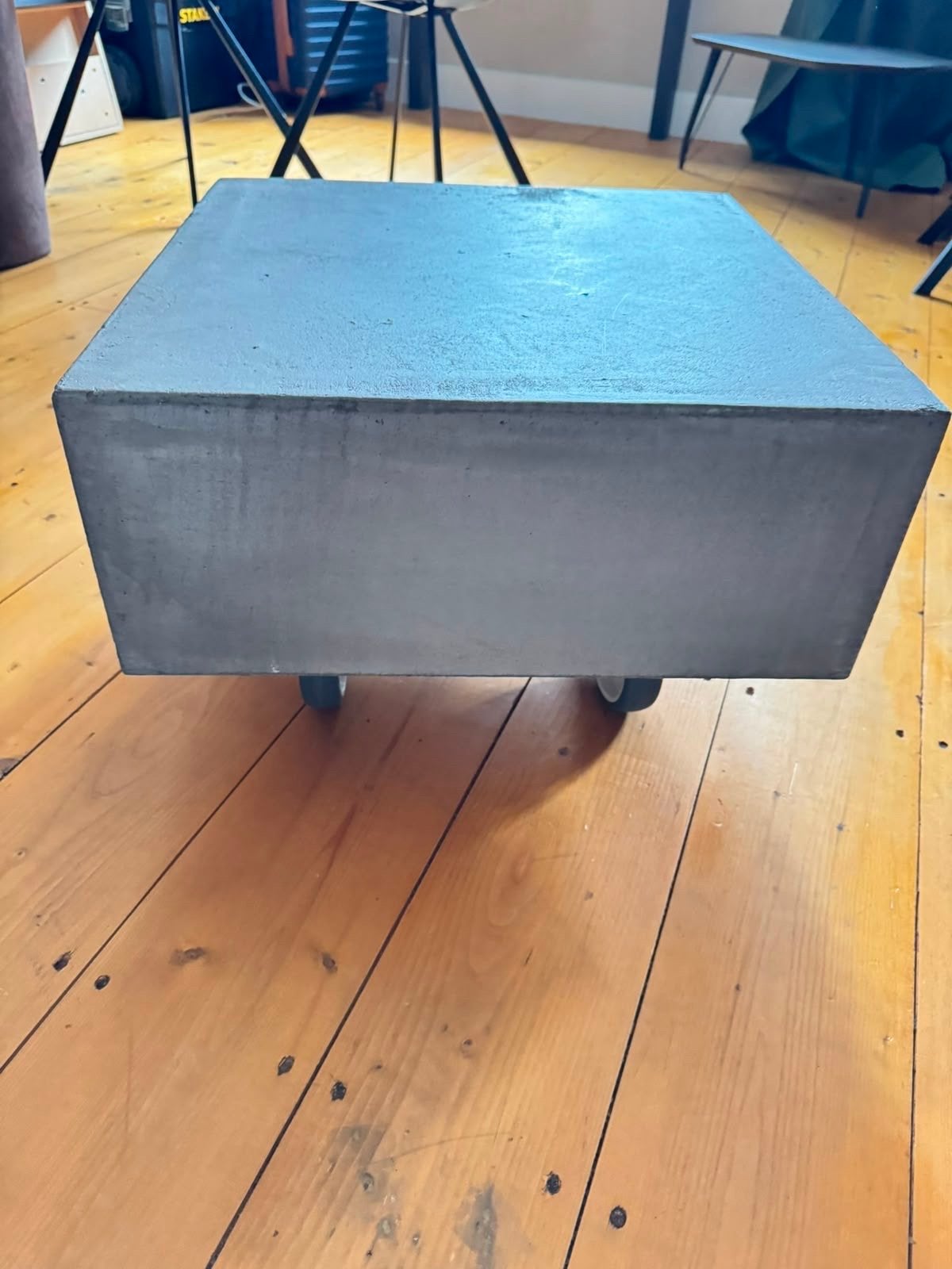 Bijzettafel op wielen 50x50 cm, Huis en Inrichting, Tafels | Bijzettafels, Ophalen, Minder dan 55 cm, Gebruikt, Vierkant