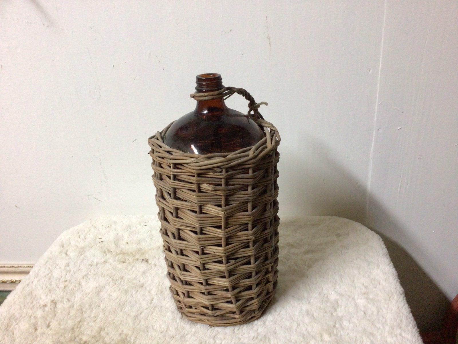Vintage bruine glazen fles in rieten mand, Ophalen of Verzenden
