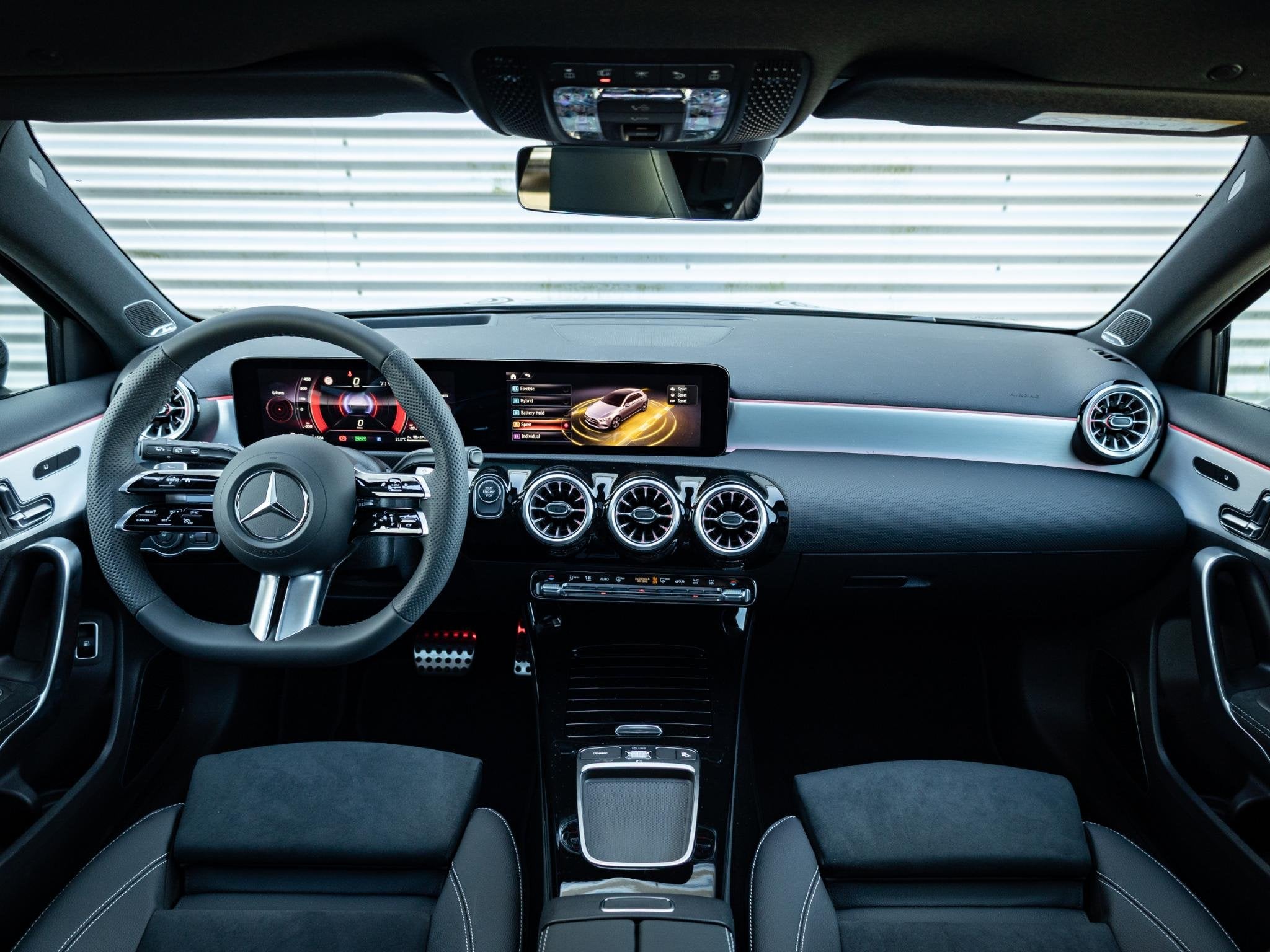 Mercedes-Benz A-Klasse Hatchback 250 e Business Solution AMG, Auto's, Mercedes-Benz, Dealer onderhouden, 4 cilinders, Bedrijf