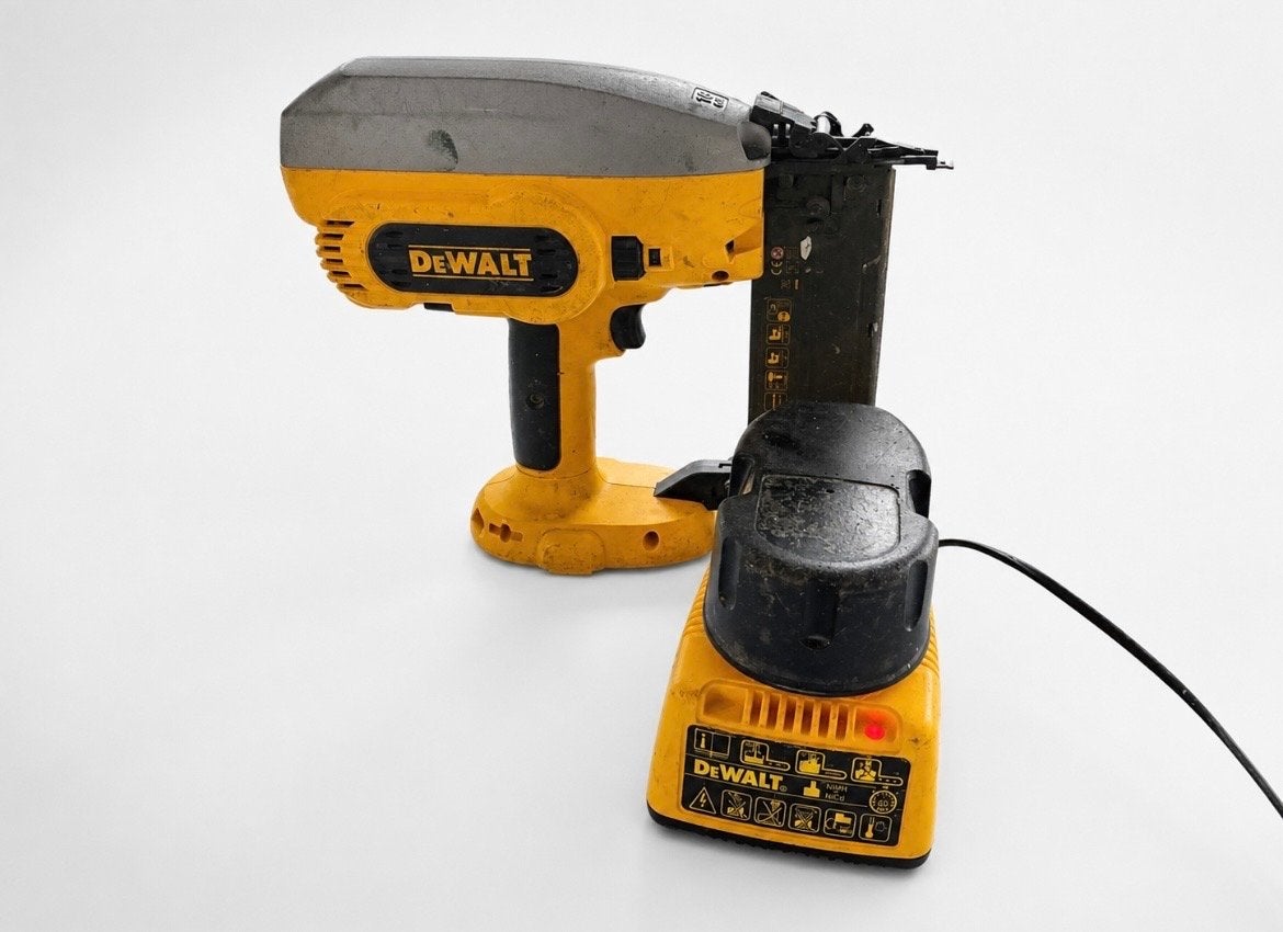 DeWalt Spijkerpistool met Oplader - Gebruikt, Ophalen, Gebruikt
