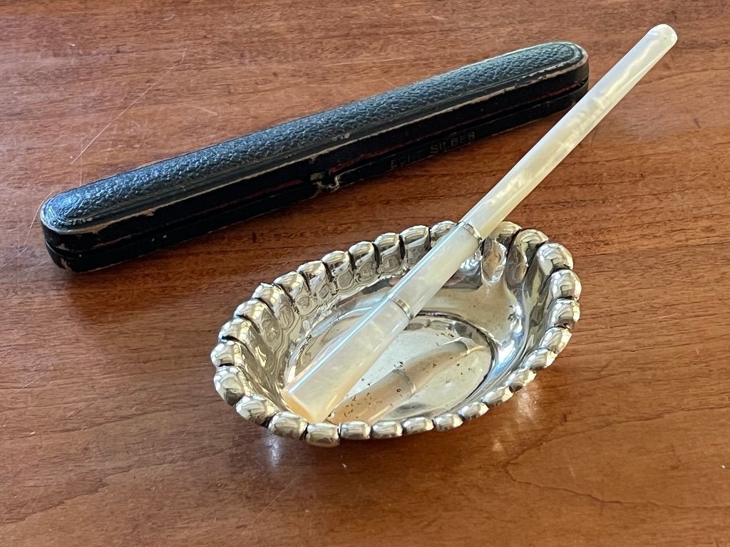 SIGARETTENPIJPJE PARELMOER + ZILVEREN BANDJES, BAKJE ZILVER, Verzenden, Zilver
