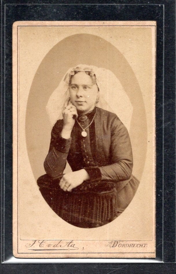 C.D.V. - Portret van een vrouw Zuid-Holland-Dordrecht., Gebruikt, Verzenden, Foto, Klederdracht