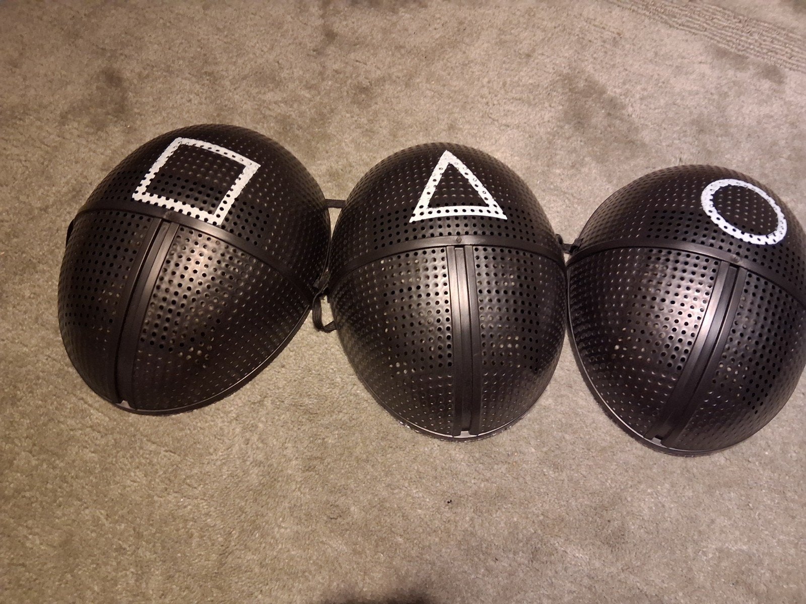 3 Squid Game maskers, Ophalen