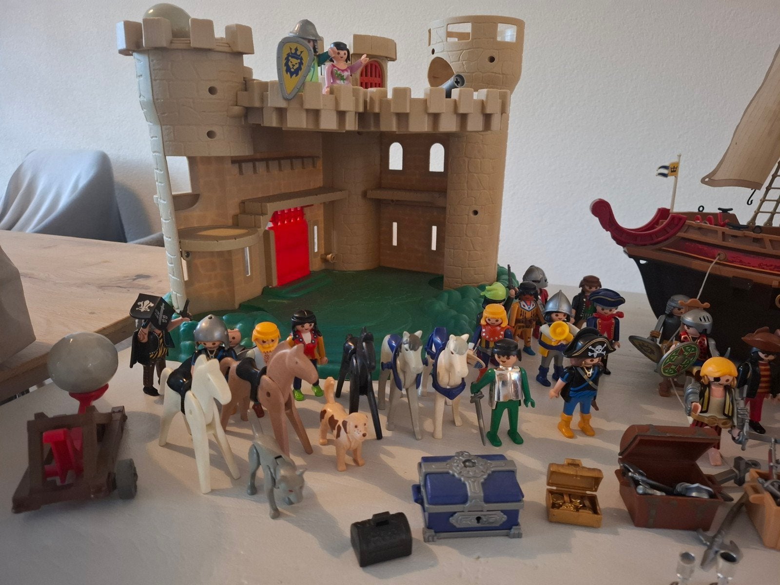 Foto 5 van Grote Playmobil set: Kasteel, schepen en veel figuren