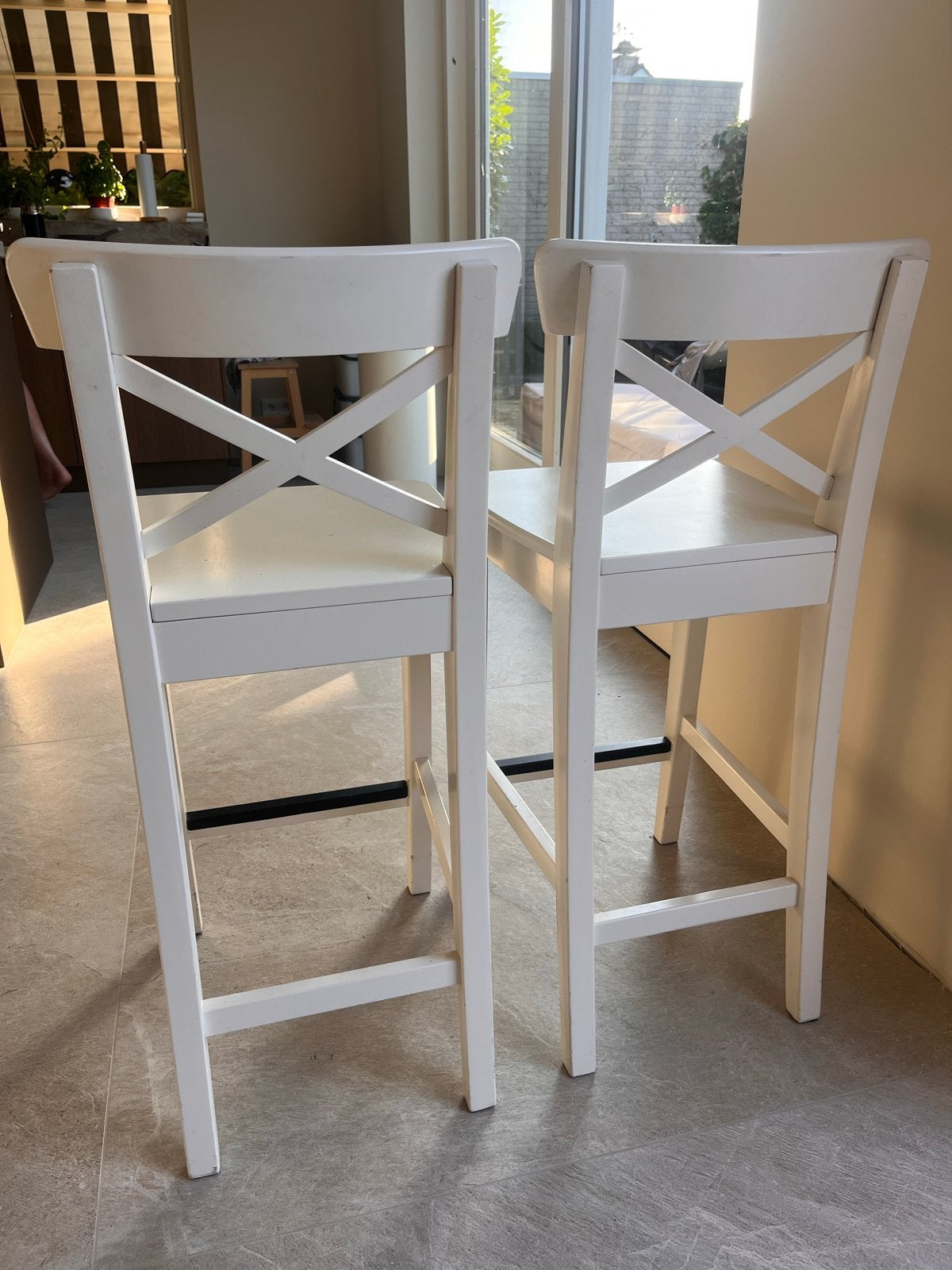 2 witte barkrukken met rugleuning - IKEA rosentorp, Ophalen, Gebruikt, 60 tot 90 cm, Hout