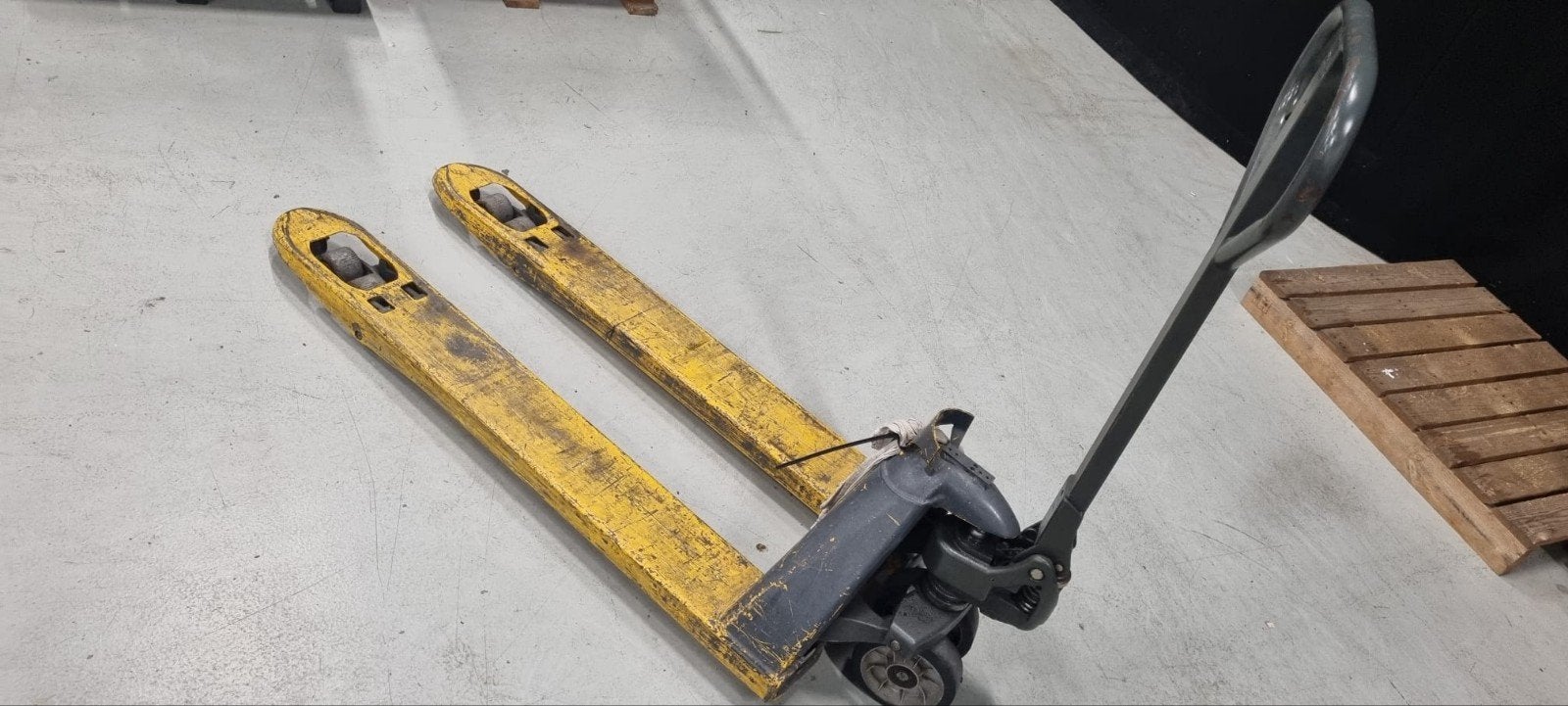 Pompwagen - palletwagen - 2000 kg hefvermogen, Doe-het-zelf en Verbouw, Ophalen