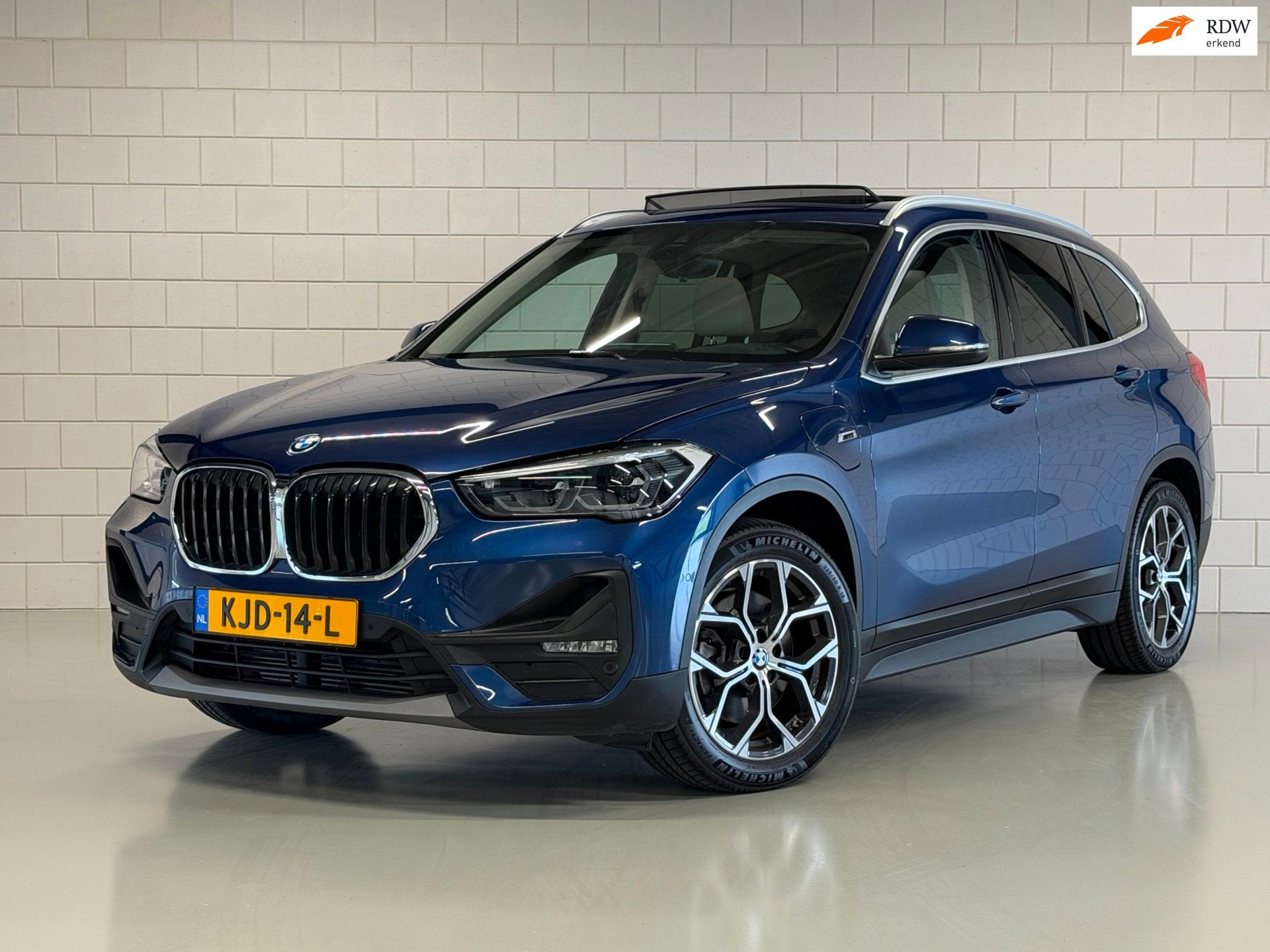 BMW X1 XDrive25e High Executive | PANO | 1E EIG | DEALER | L, Auto's, 8 kWh, Gebruikt, Blauw, Vierwielaandrijving