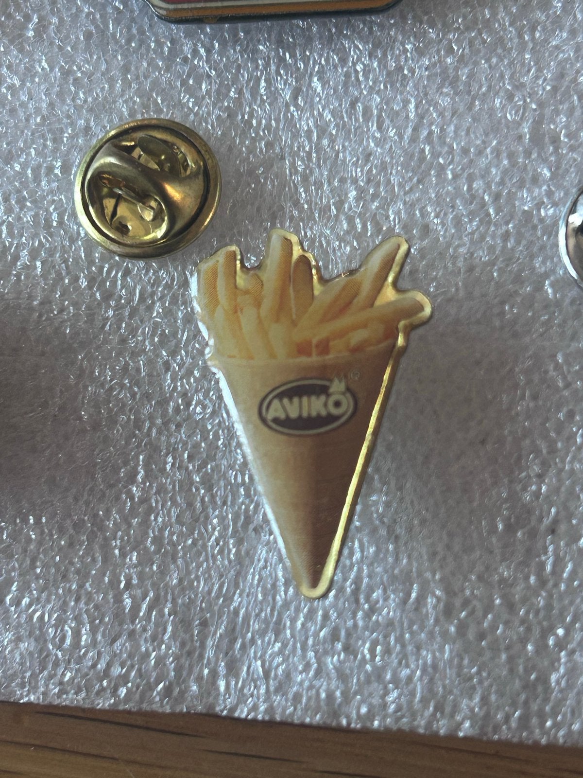 Aviko Friet Pin - Verzamelobject, Verzamelen, Ophalen of Verzenden, Gebruikt, Merk, Speldje of Pin