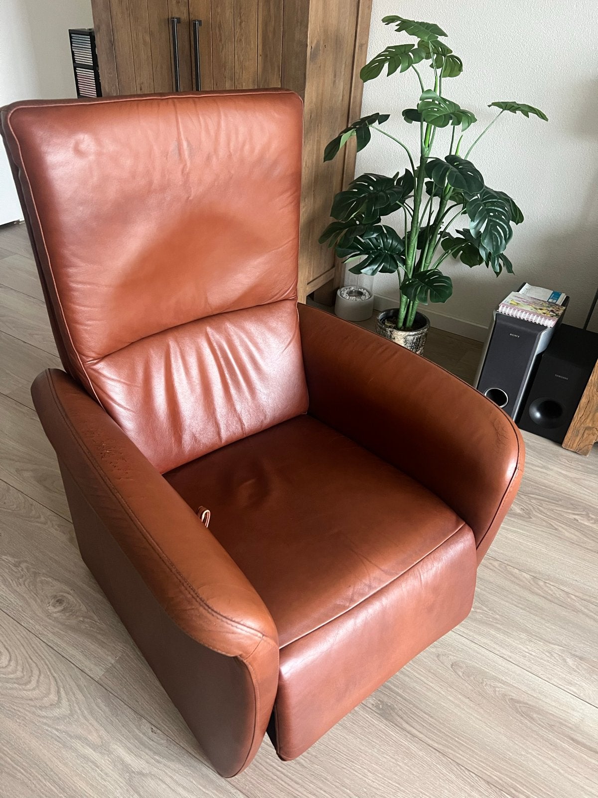 Foto 2 van Comfortabele leren relaxfauteuil - Cognacbruin