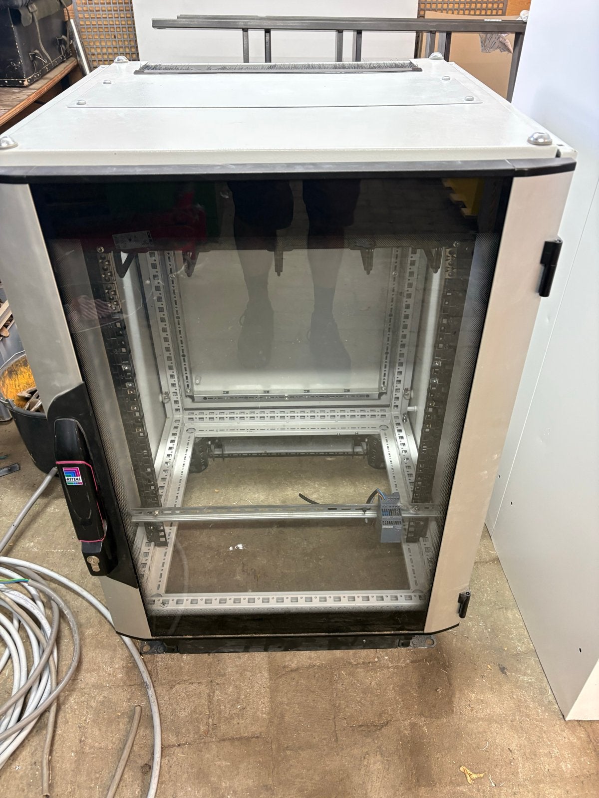 Serverkast 19 inch - 90cm hoog, 60cm diep, Computers en Software, Serverkasten, Ophalen, Gebruikt, Glas, Plaatstaal