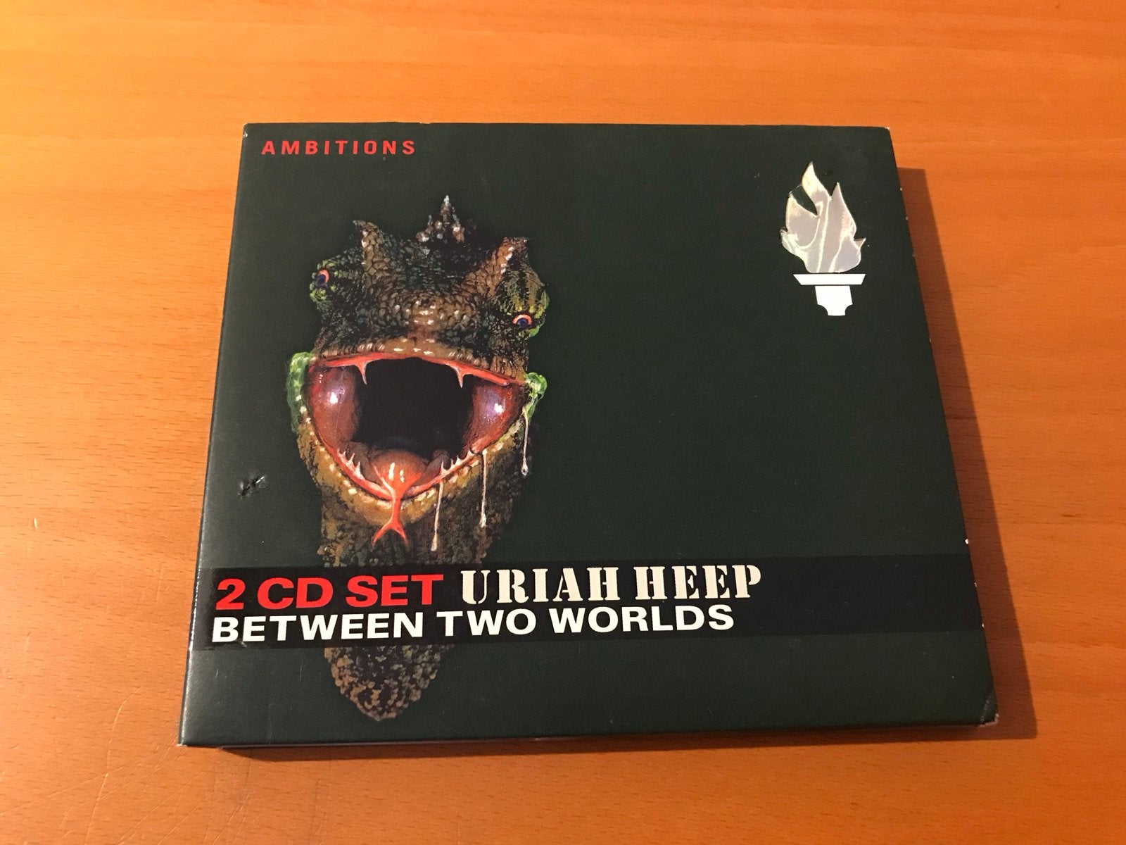 Uriah Heep - Between Two Worlds (2 CD Set) Digipack, Ophalen of Verzenden, Zo goed als nieuw, Inclusief boekje, Classic Rock