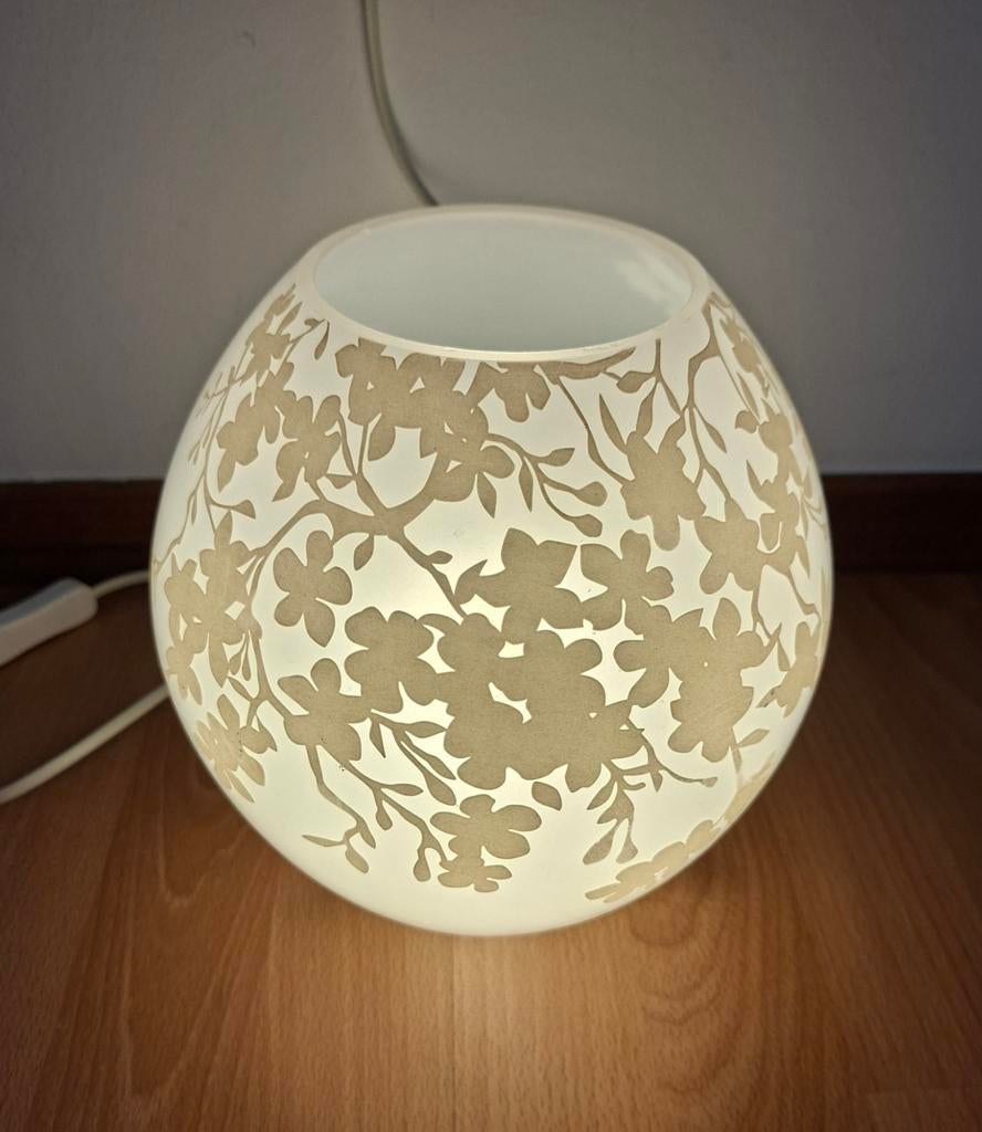 Ikea Knubbig Glazen Lamp Bollamp Wit Glas met Bloemen., Ophalen, Zo goed als nieuw, Glas, Minder dan 50 cm