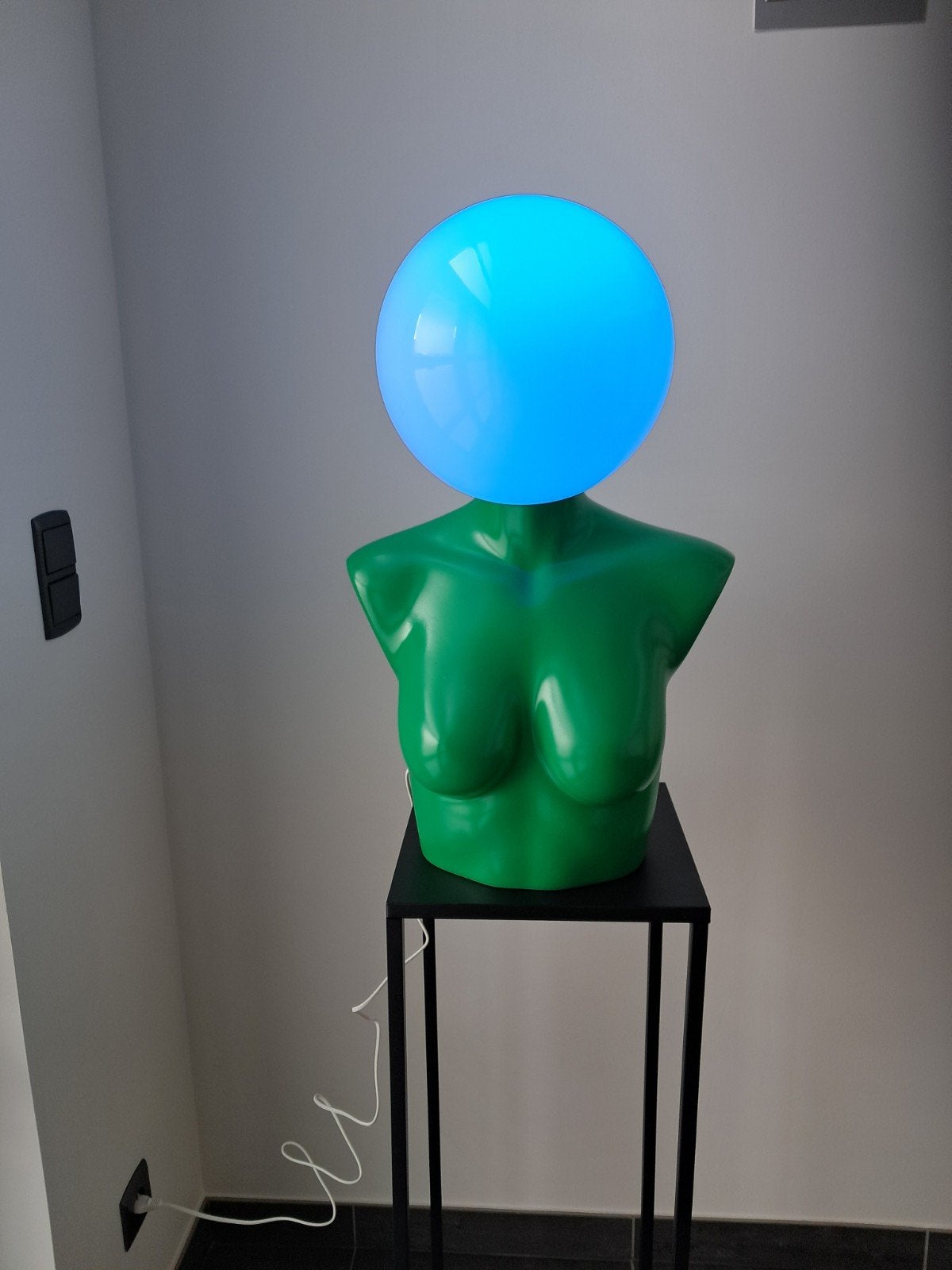 Unieke Mannequin Tafellamp met Kleurveranderende LED, Ophalen of Verzenden