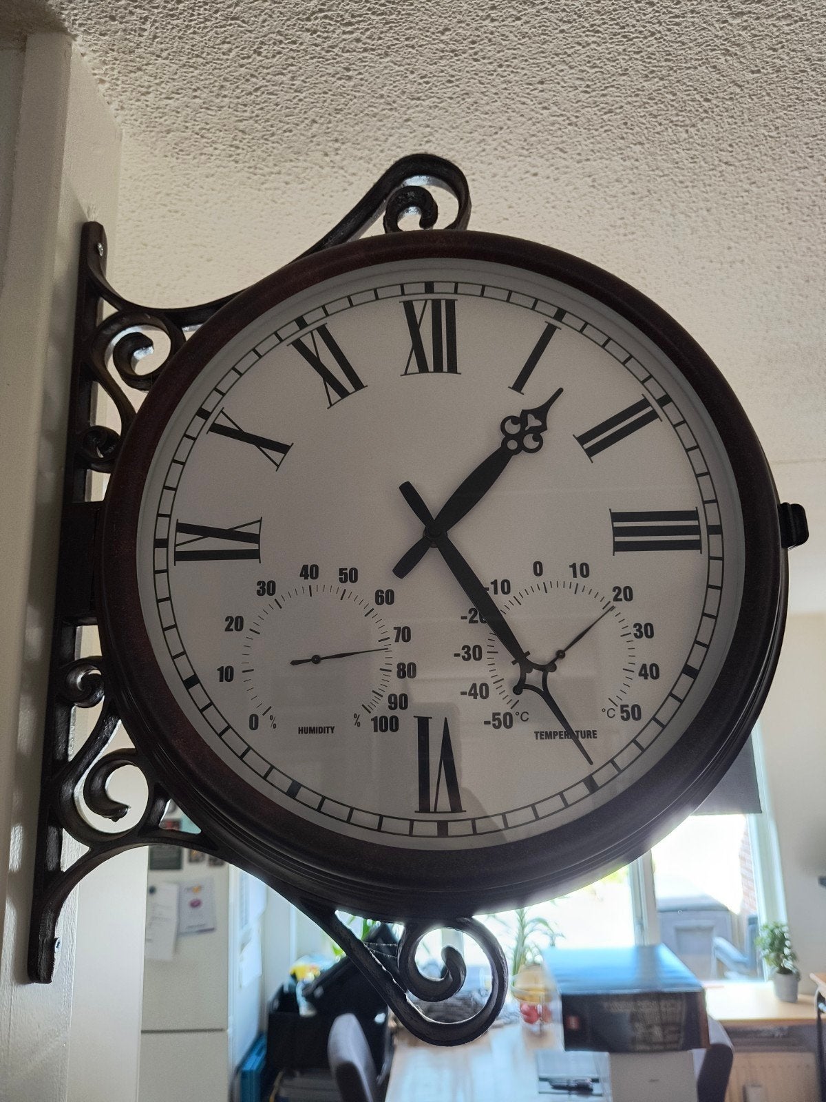 Dubbelzijdige stationsklok met thermometer en hygrometer, Ophalen, Wandklok