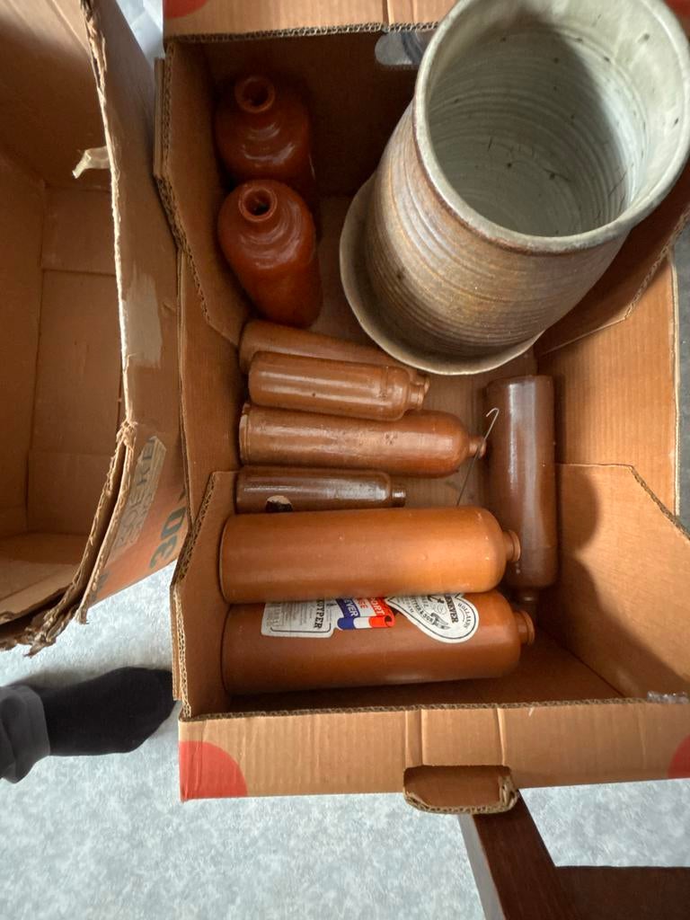 Partij oude jenever kruiken, Ophalen