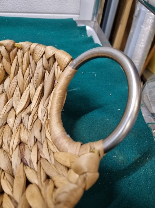 mand rotan met metalen grepen, Ophalen of Verzenden, 'T Olde Gre-j, Info@toldegrej.nl, Endepoelstraat 20f Didam