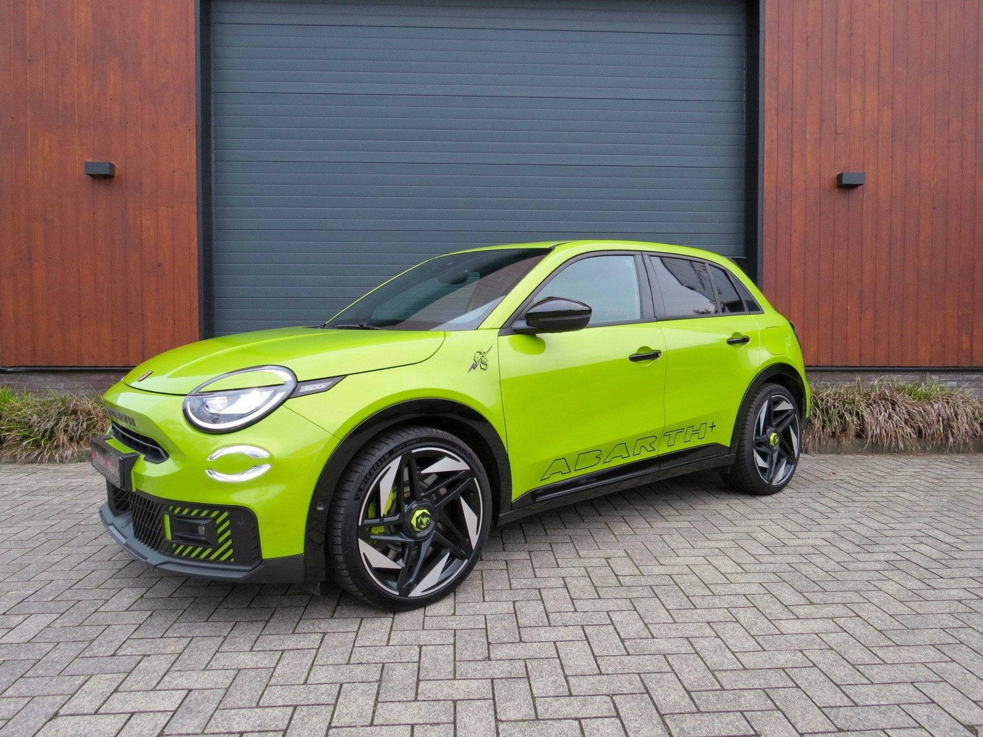 Abarth 600e Abarth Scorpionissima 54 kWh*Sabelt*280 Pk*Uniek, Auto's, Automaat, Gebruikt, Zwart, Origineel Nederlands