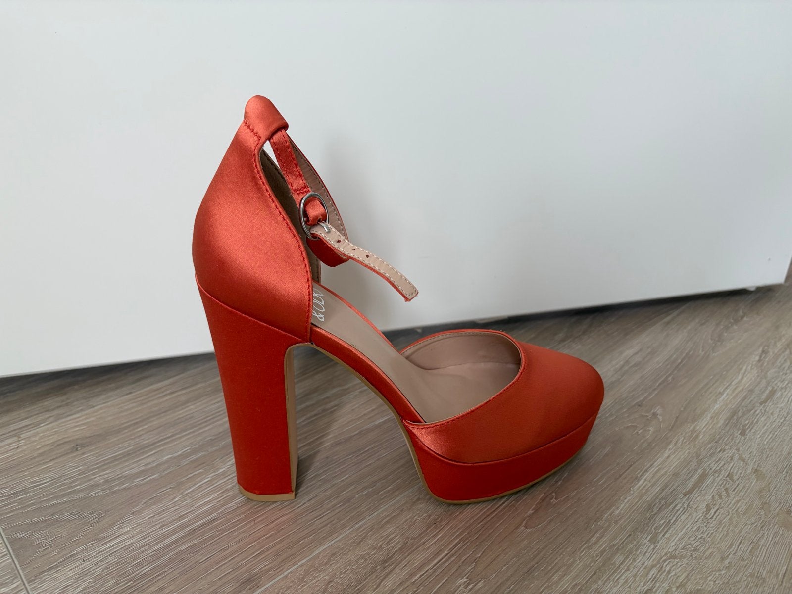 Even & Odd Oranje Satijnen Plateau Pumps - Maat 39, Kleding | Dames, Schoenen, Ophalen, Zo goed als nieuw, Oranje, Pumps