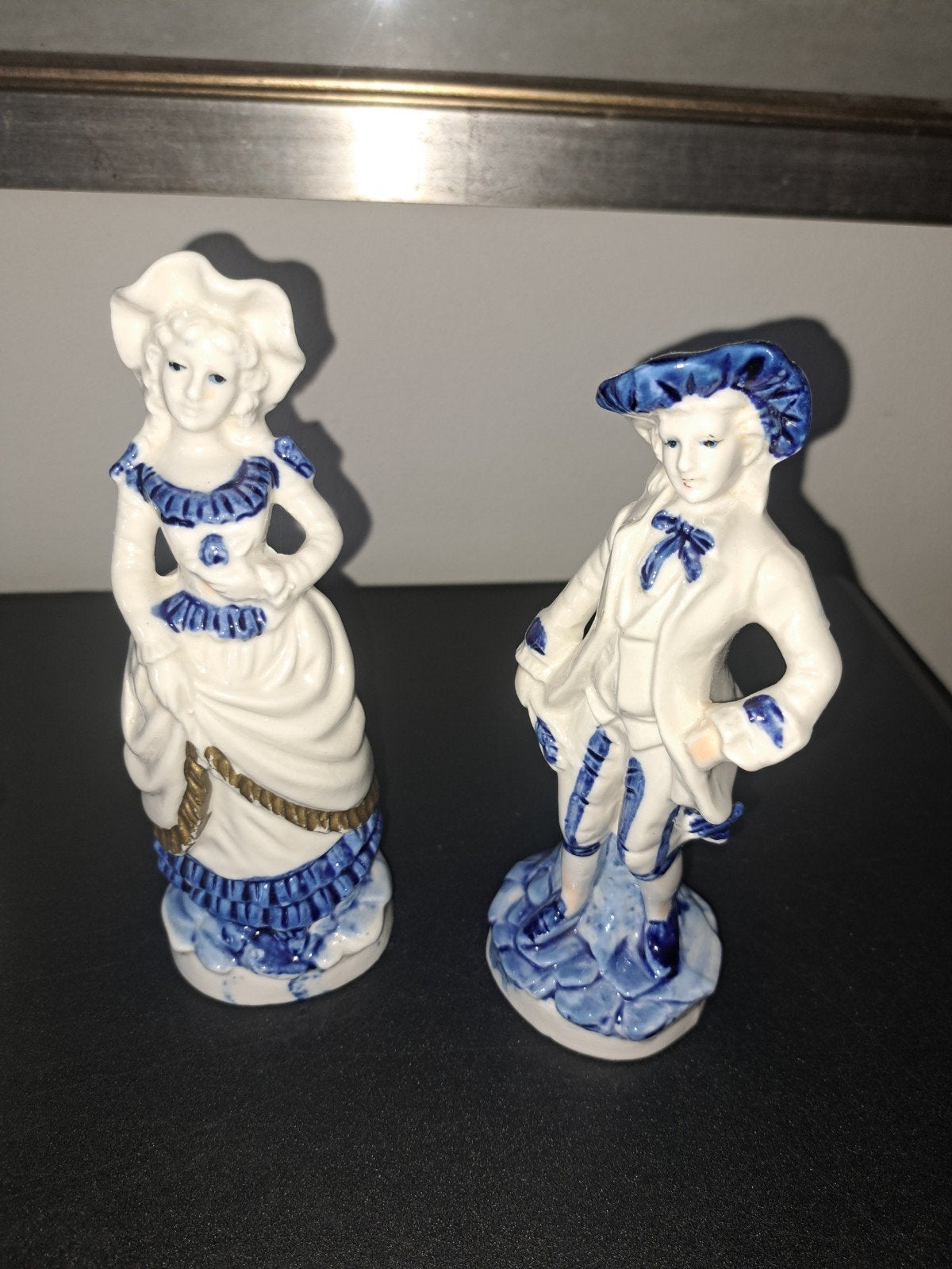 Set van 4 porseleinen beeldjes: Delfts blauw en ouderen, Ophalen of Verzenden, Gebruikt, Mens
