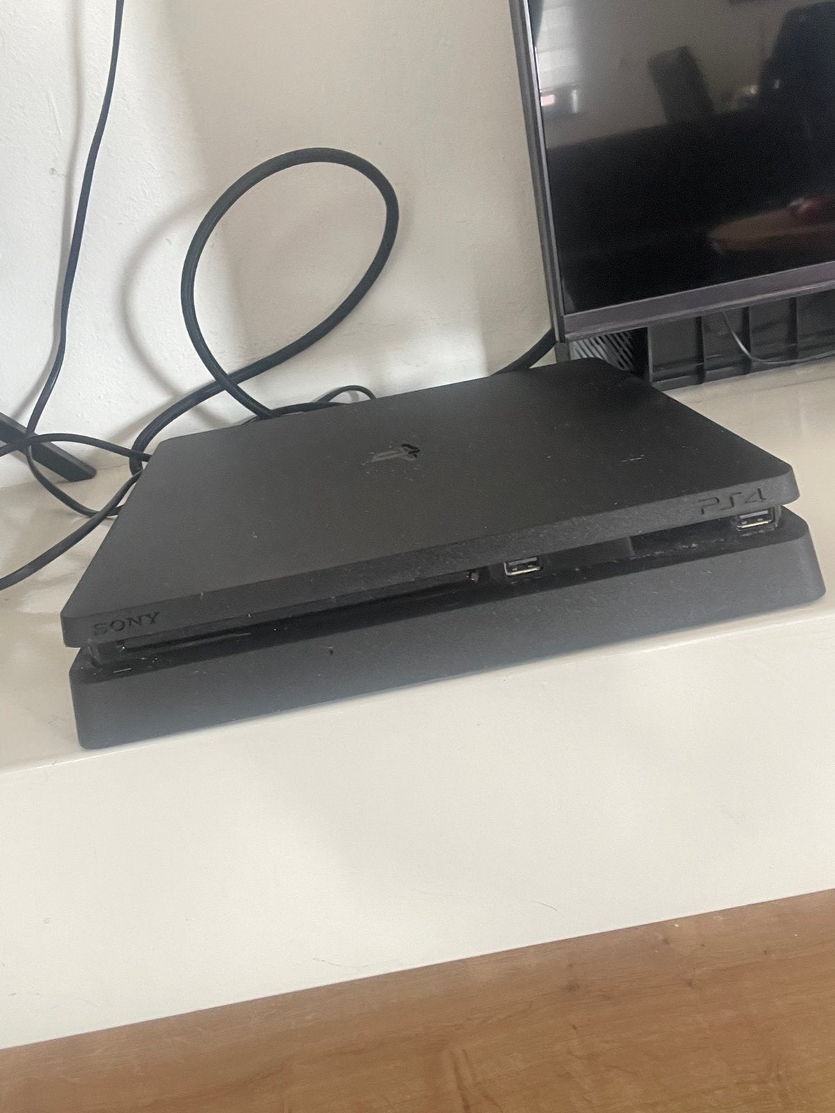 Playstation 4 (slim) met 2 controllers (rood en zwart), Ophalen of Verzenden, Zo goed als nieuw, Met 2 controllers, Slim